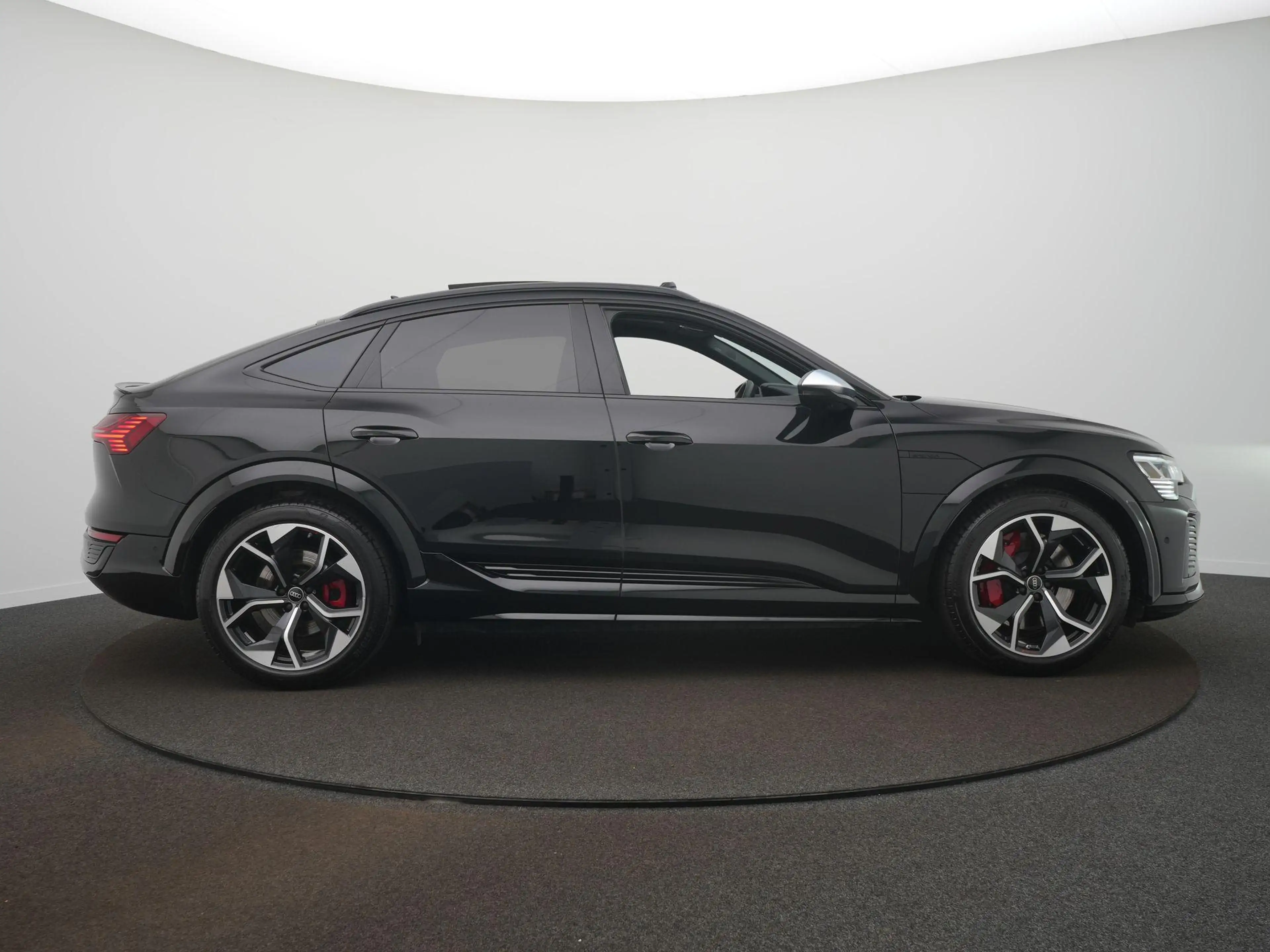 Audi Q8 e-tron Sportback S quattro SQ8 115 kWh 503PK | Panoramada — photo 4