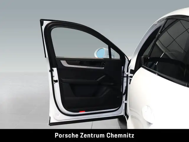 Porsche Cayenne view 10
