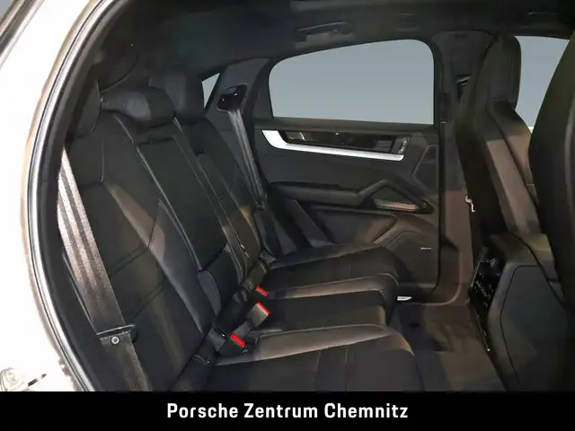 Porsche Cayenne view 8