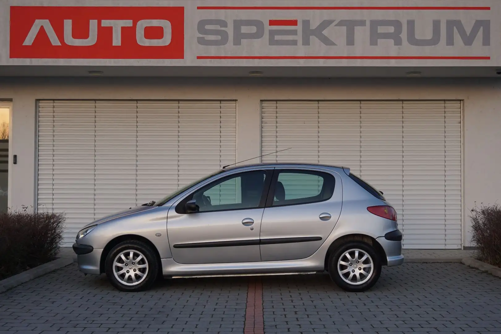 Peugeot 206 Color Line HDI 70 | € 41 mtl | Zahnriemen NEU | Silber - 2