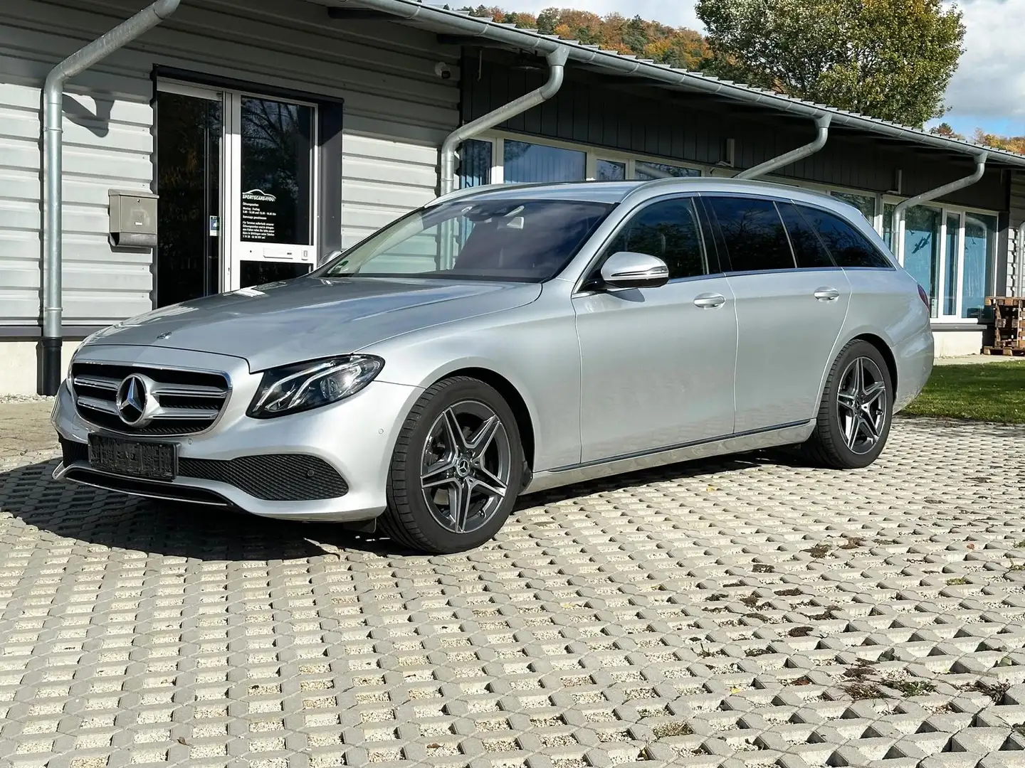 Mercedes-Benz E 220 d T, 18"AMG,AHK,WideScreen,Kamera,Spur,LED Zilver - 1