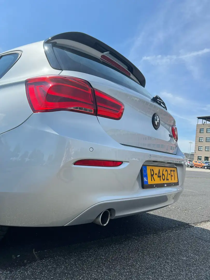 BMW 118 BMW 118i Cent High Executive | RWD | M-pakket Zilver - 2