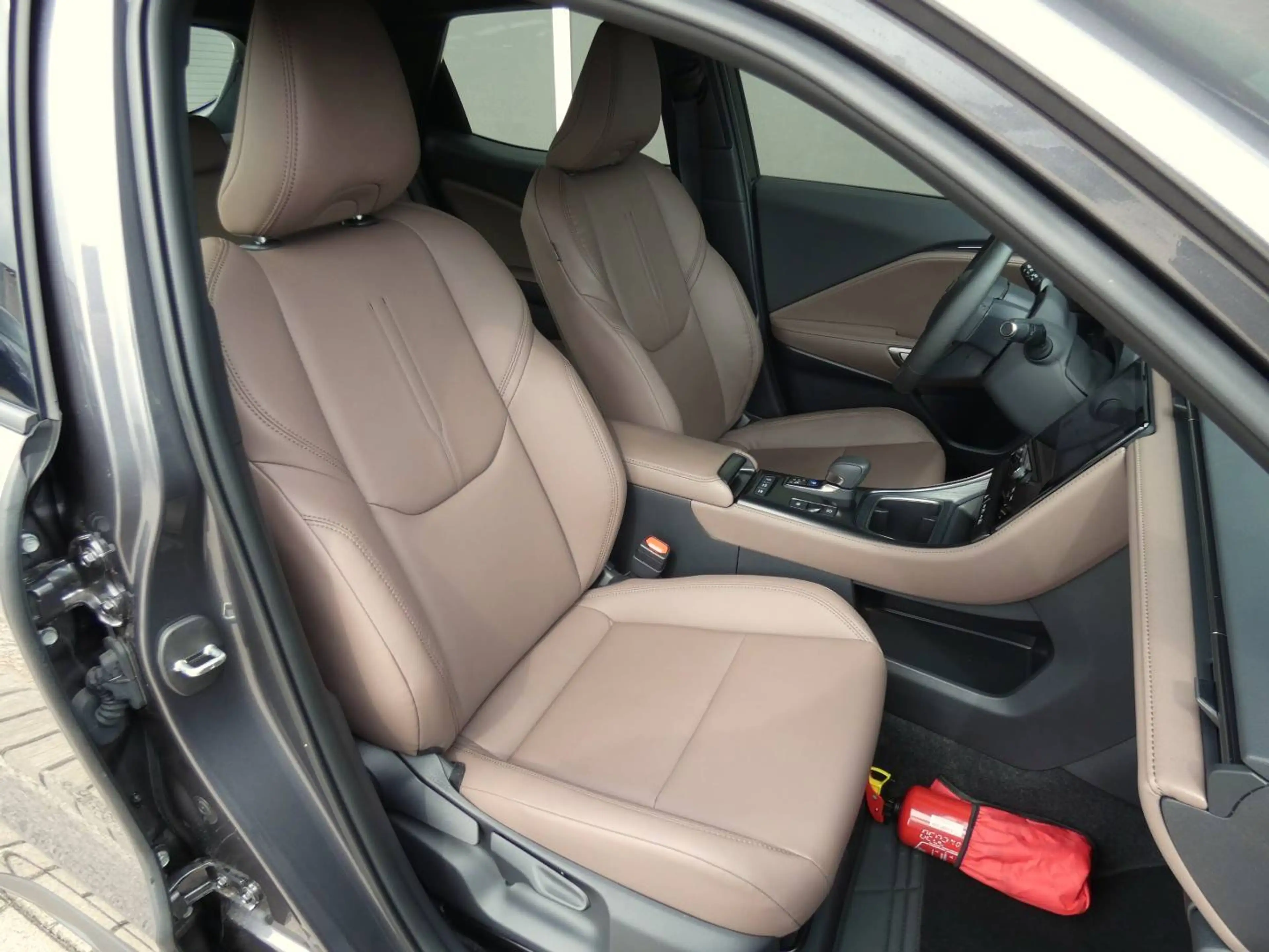 Lexus LBX Hybrid Elegant +BRUIN LEDER +Stuur&Zetelverwarming +GPS +Dodehoek +Parkeersensoren — photo 6