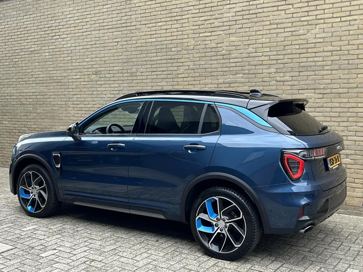 Lynk & Co 01 1.5 PHEV 261pk | 360 camera | Panoramadak | Adapti Blauw - 2