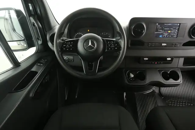 Mercedes-Benz Sprinter view 2