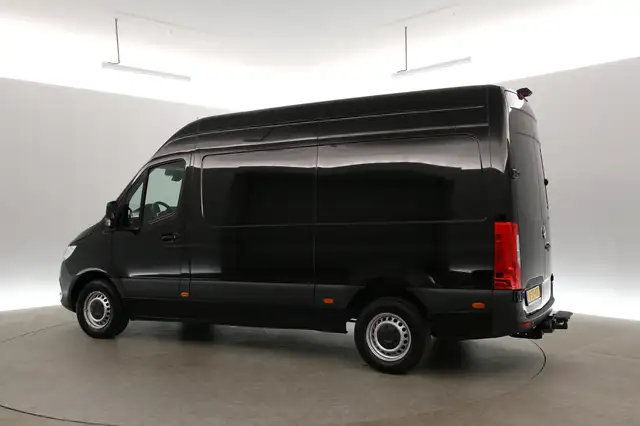Mercedes-Benz Sprinter view 4