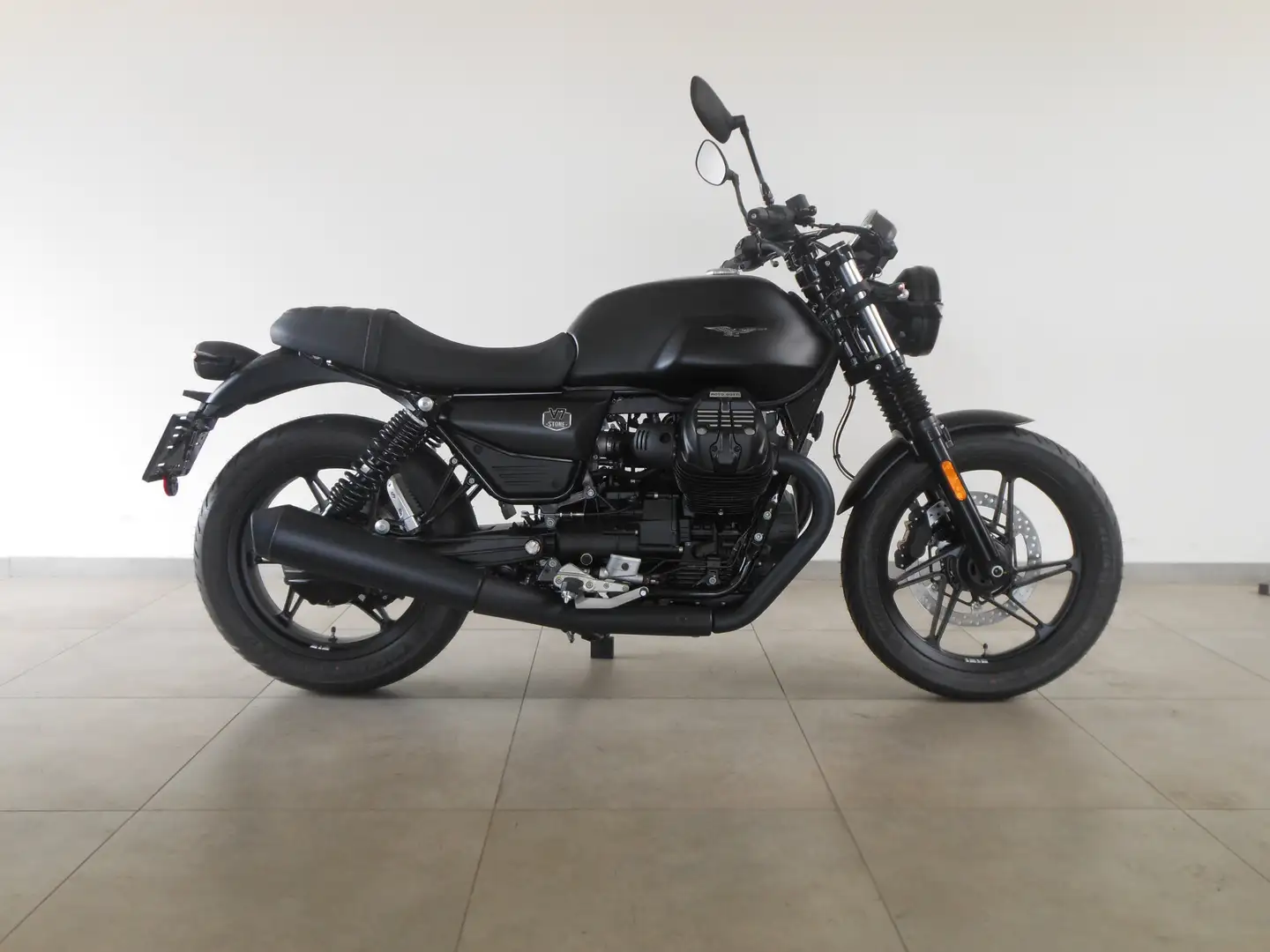 Moto Guzzi V 7 Stone Noir - 1
