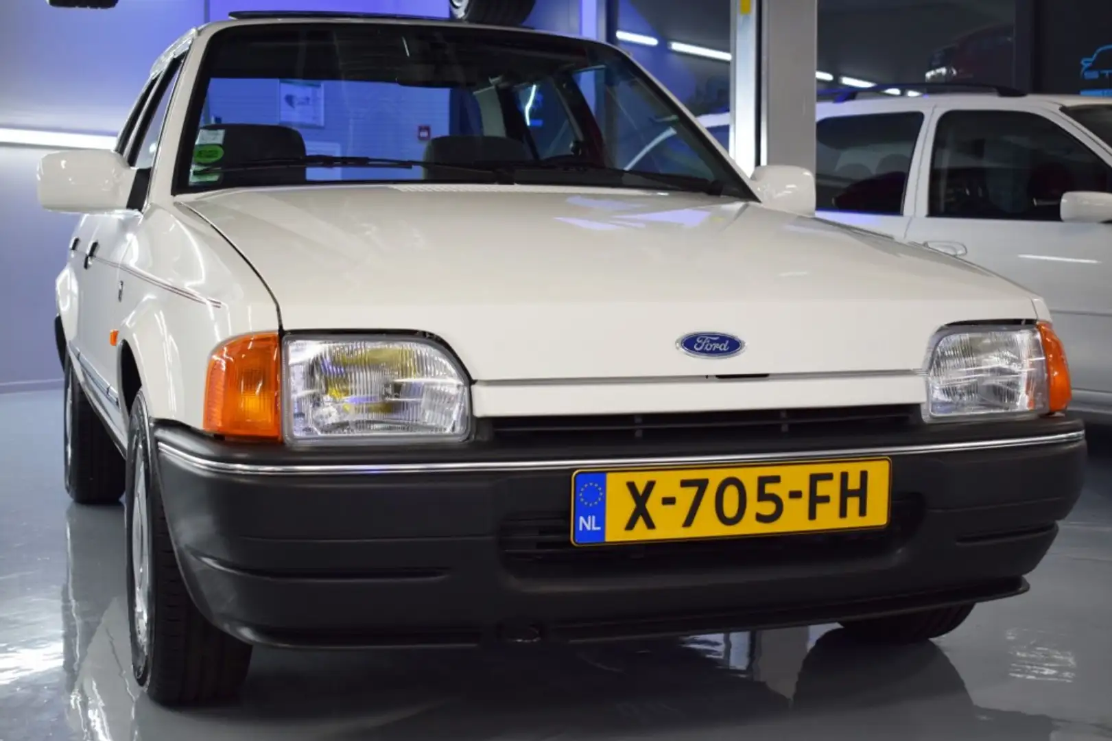 Ford Orion Ghia Blanc - 1