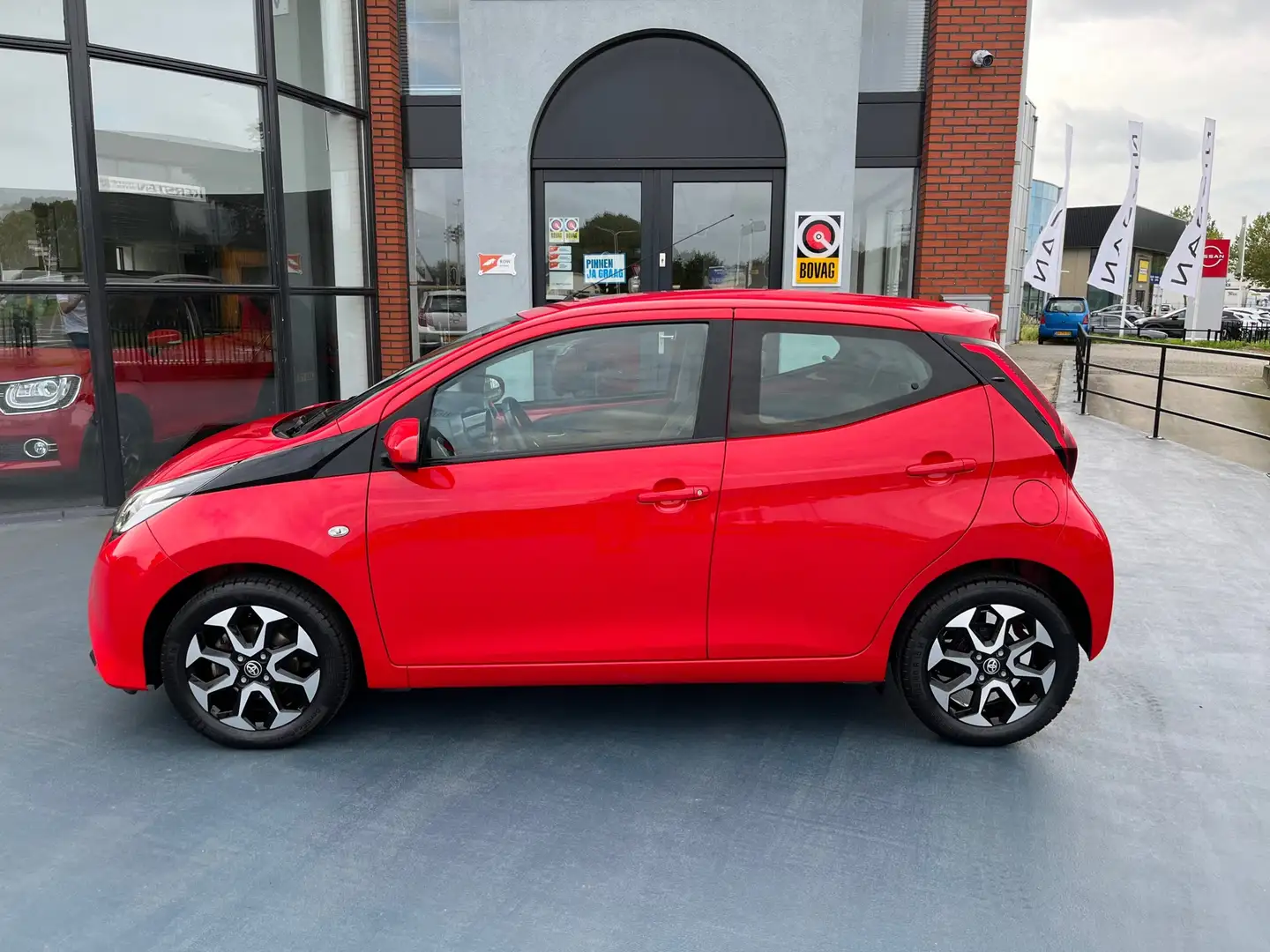 Toyota Aygo 1.0 VVT-i x-cite AUTOMAAT LMV AIRCO Rouge - 2