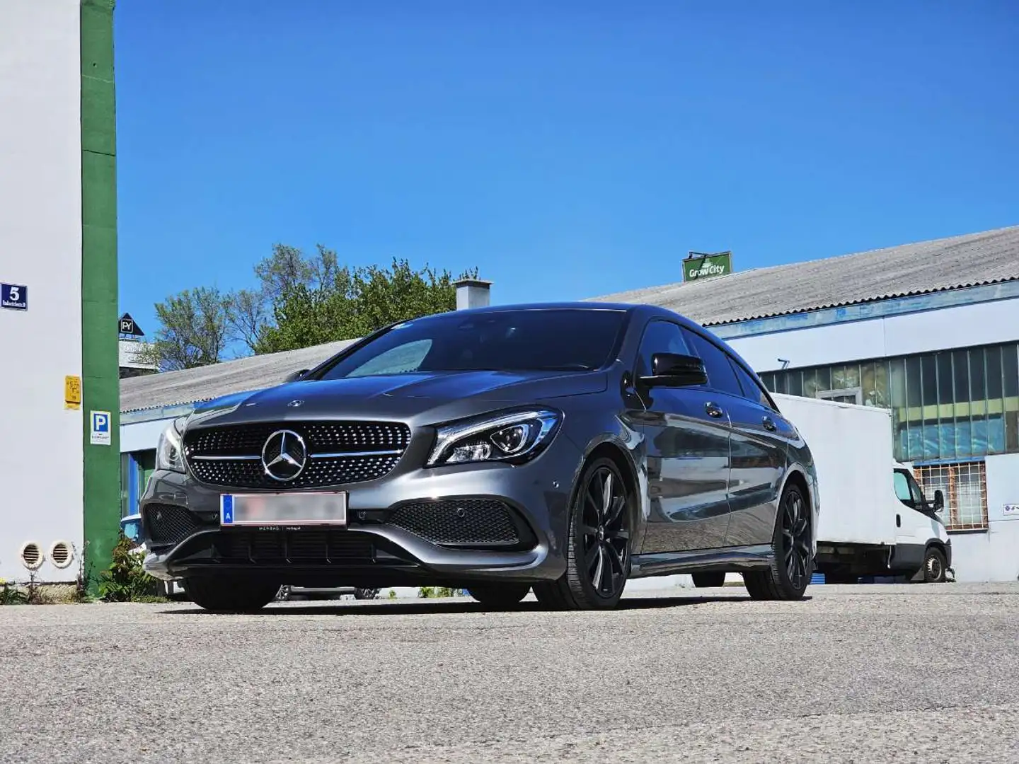 Mercedes-Benz CLA 200 CLA 200 Shooting Brake Aut. AMG Line - Automatik - LED - Kamera - 2-Zonen Klimaautomatik - 8-fach bereift Grau - 2