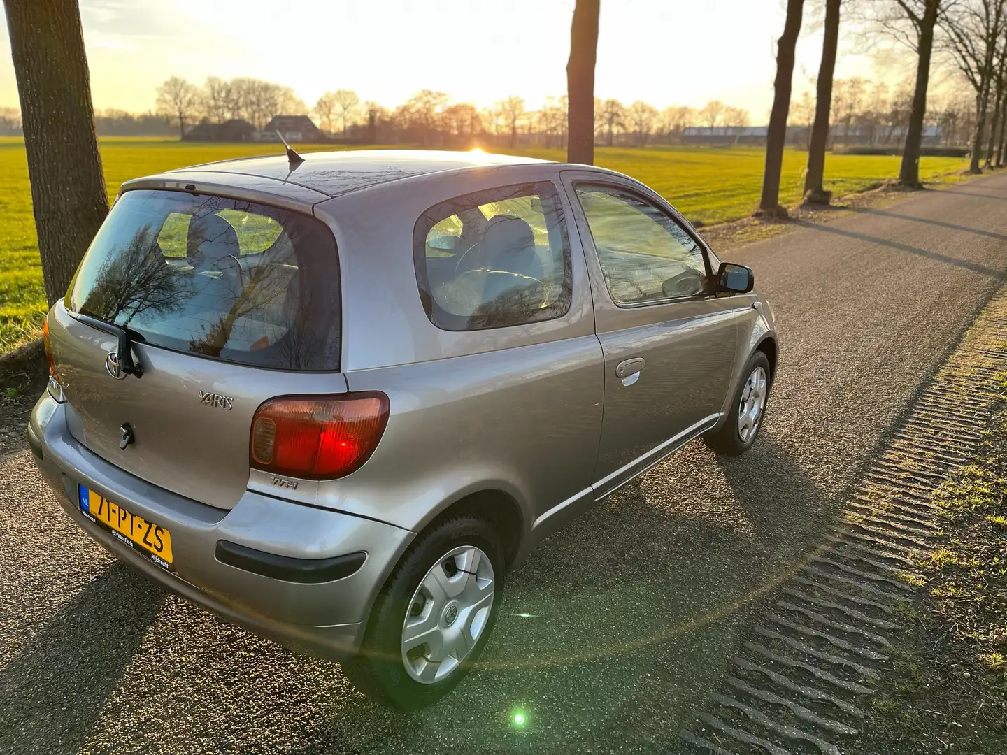 Toyota Yaris Yaris+1.0+VVT-i+Idols - 2