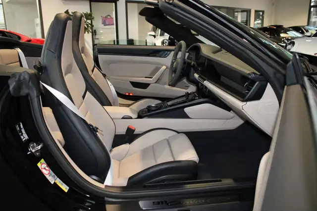 Porsche 911 view 9