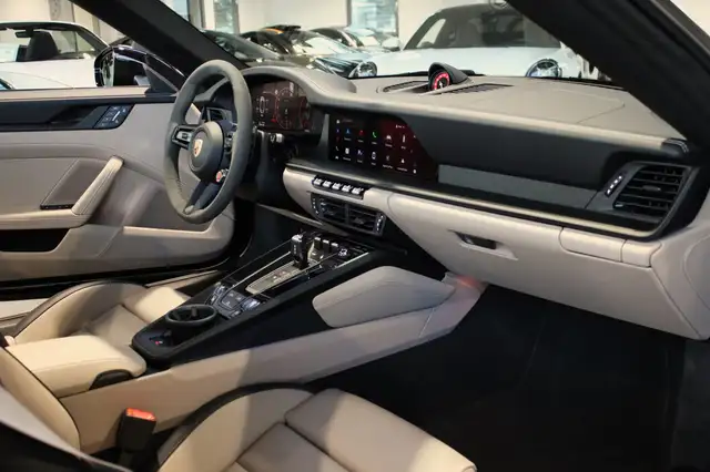 Porsche 911 view 10