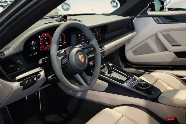Porsche 911 view 7