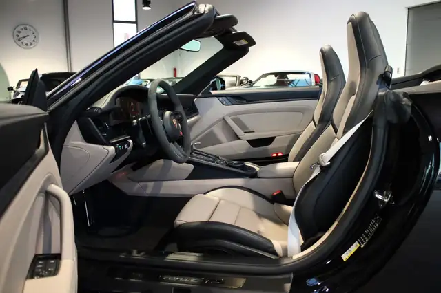 Porsche 911 view 11