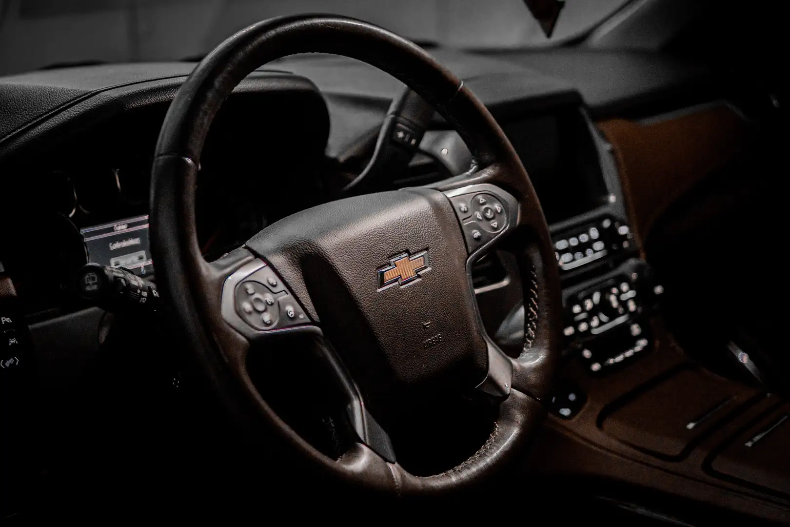 Chevrolet Suburban LTZ Schwarz - 2