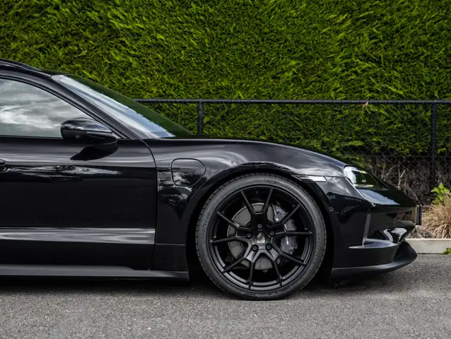 Porsche Taycan view 17