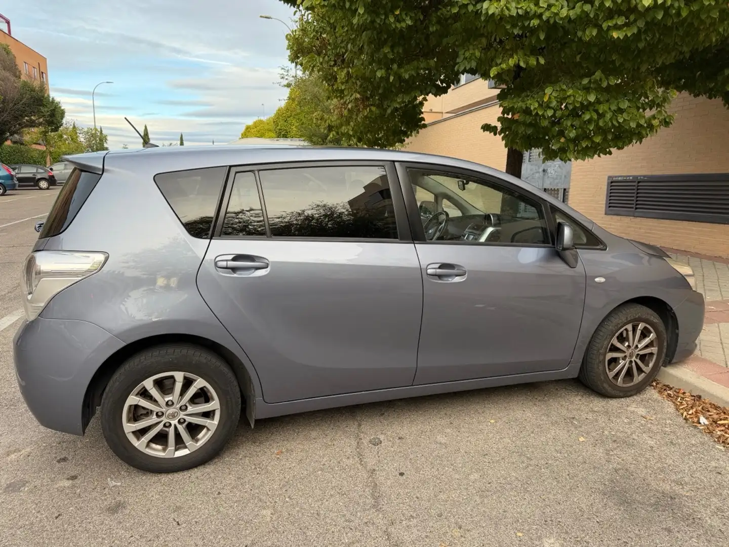 Toyota Verso Verso 1.6 Active Active Gris - 2