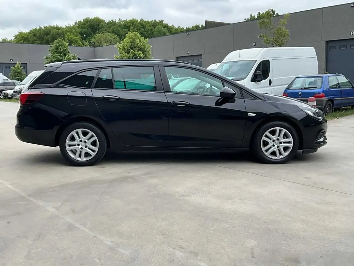 Opel Astra 1.6 D Start/Stop Sports Tourer Noir - 1