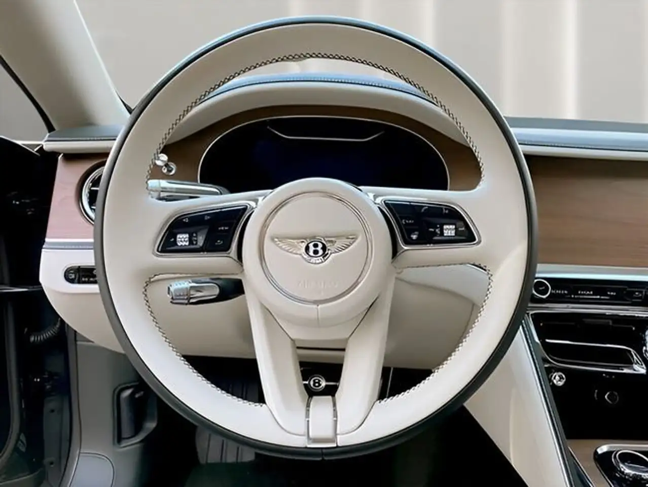 Bentley Flying Spur 2023 — фото 12