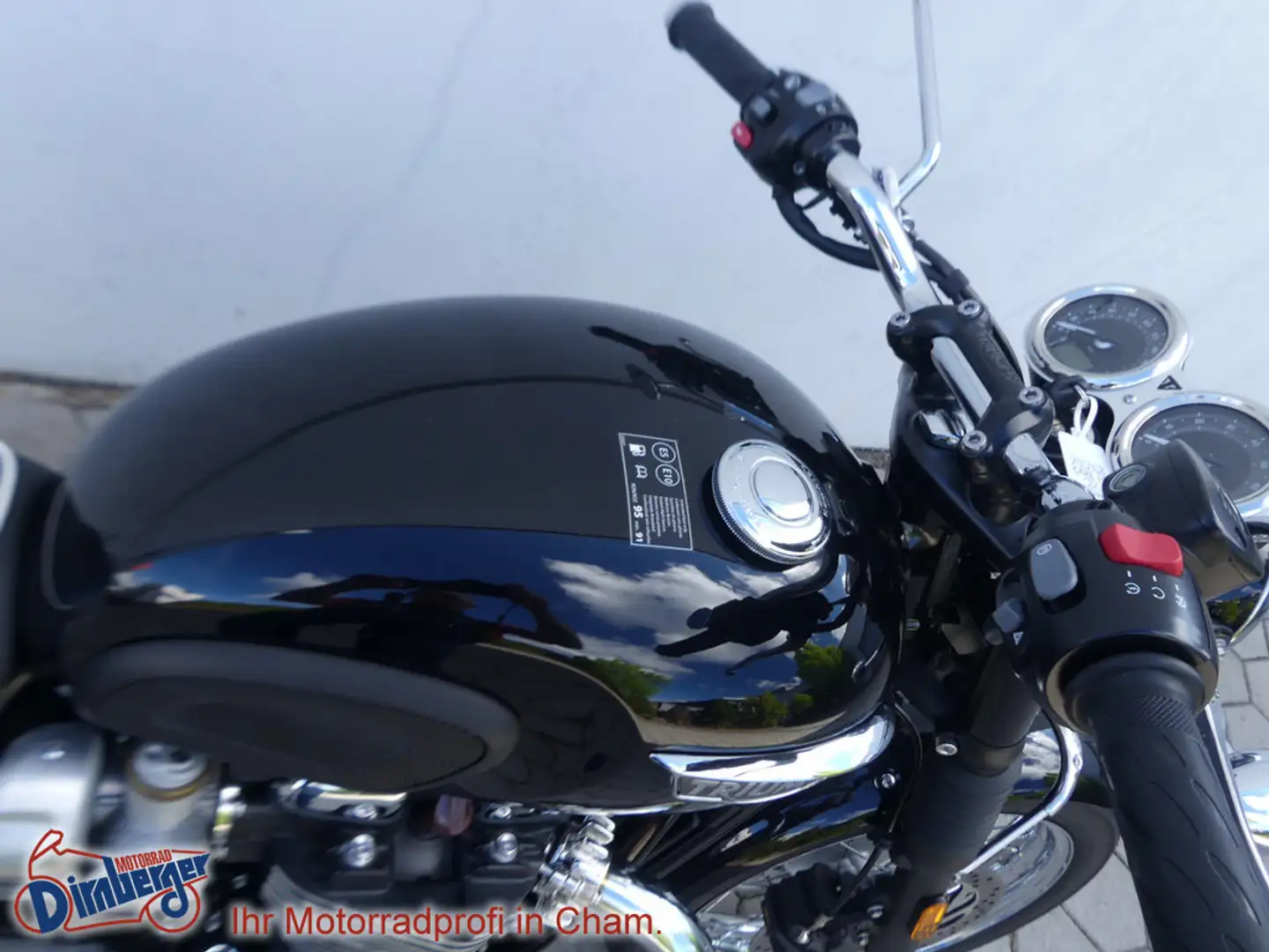 Triumph Bonneville T120 nur 11.185 km steht da wie ne Fekete - 2