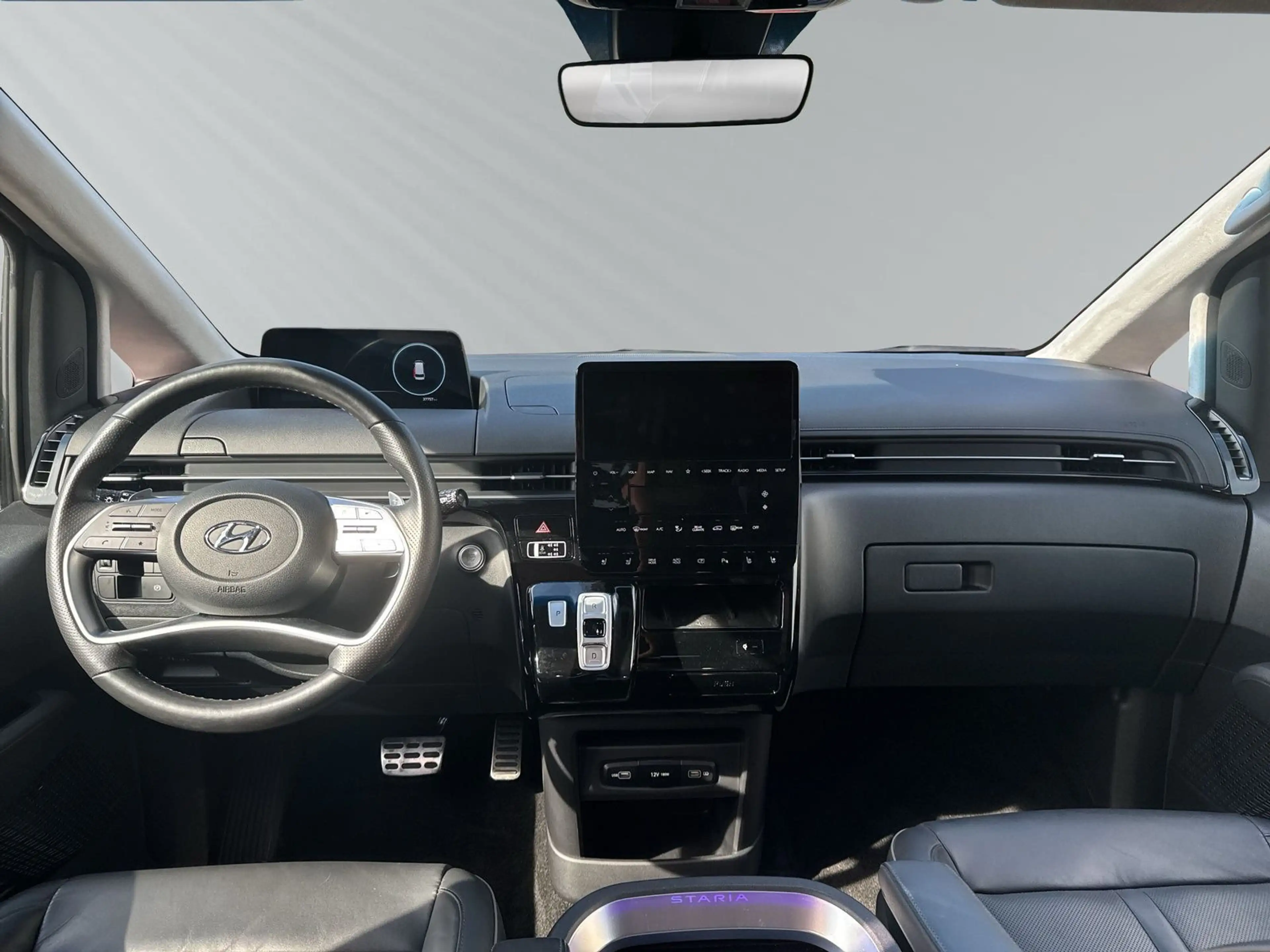 Hyundai STARIA STARIA SIGNATURE 2.2 CRDi 8AT 2WD +NAVI+KAM+ALL+ — photo 12