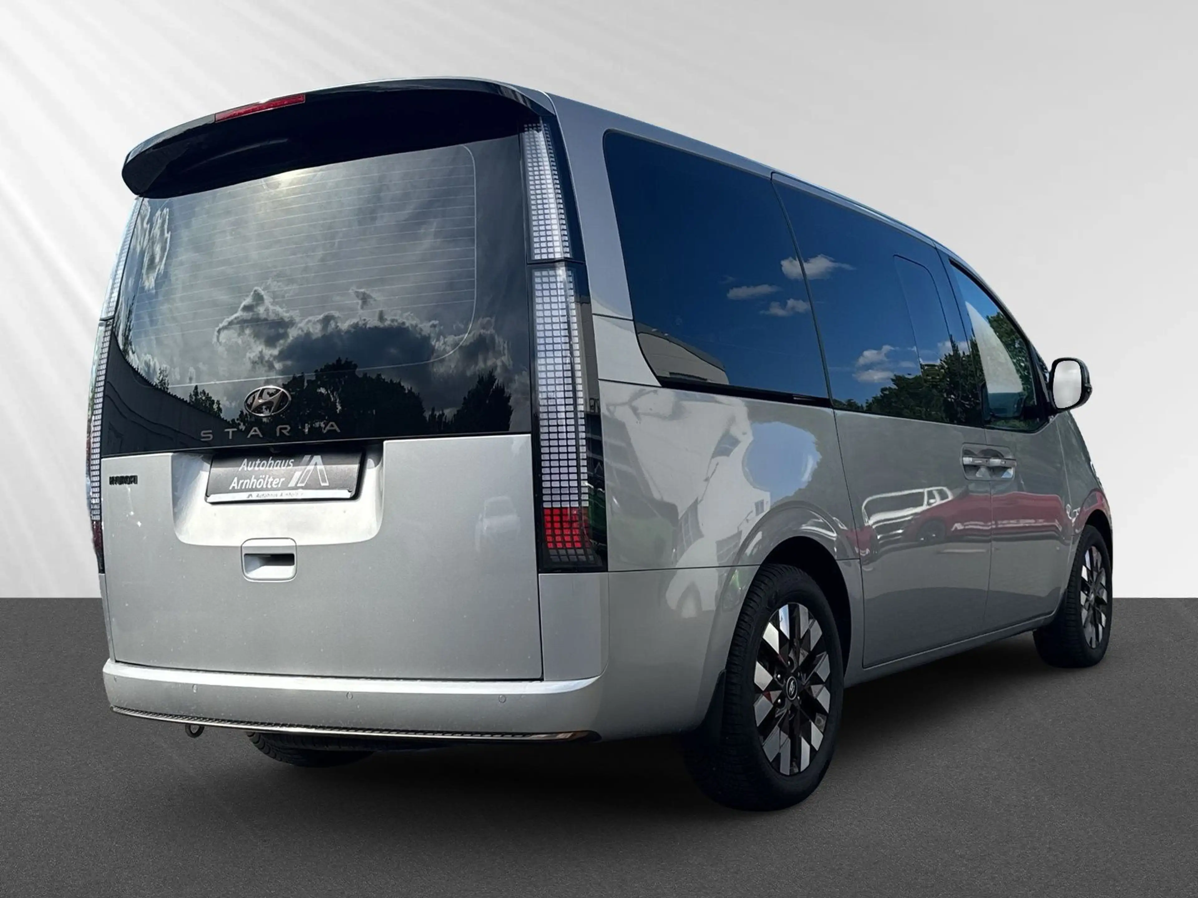 Hyundai STARIA STARIA SIGNATURE 2.2 CRDi 8AT 2WD +NAVI+KAM+ALL+ — photo 3