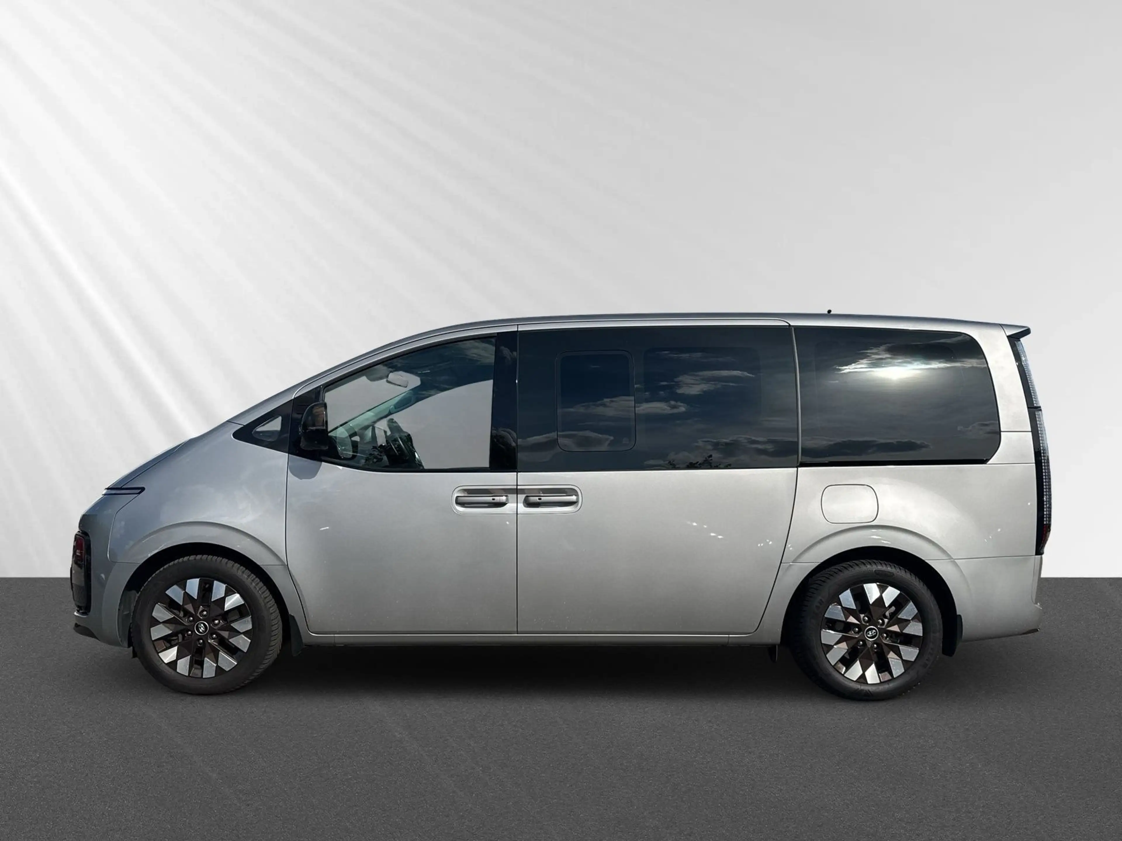 Hyundai STARIA STARIA SIGNATURE 2.2 CRDi 8AT 2WD +NAVI+KAM+ALL+ — photo 4