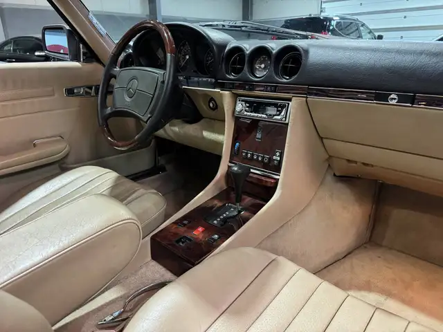 Mercedes-Benz SL view 12