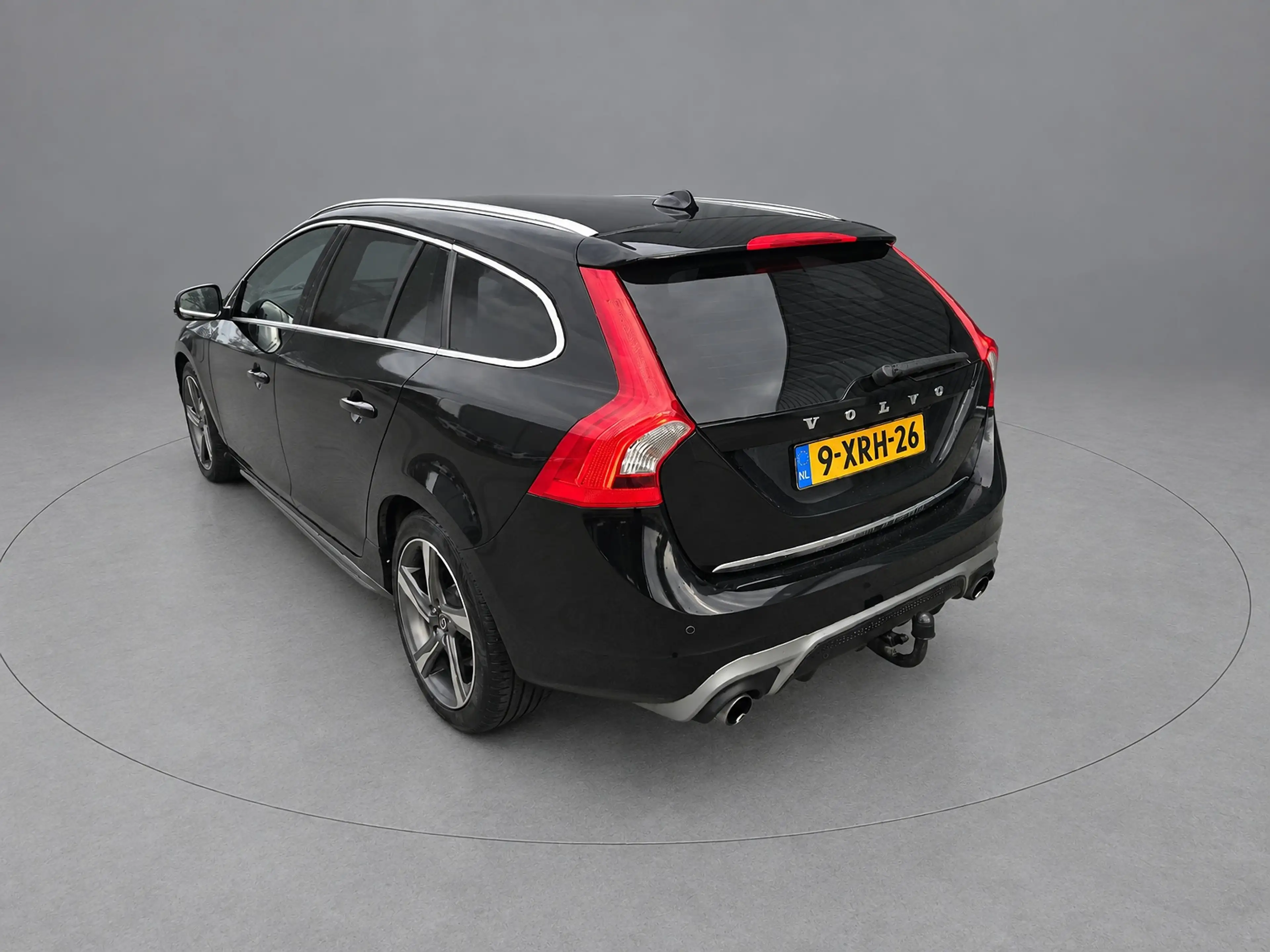 Volvo V60 2.4 D6 AWD Plug-In Hybrid R-Design — photo 8