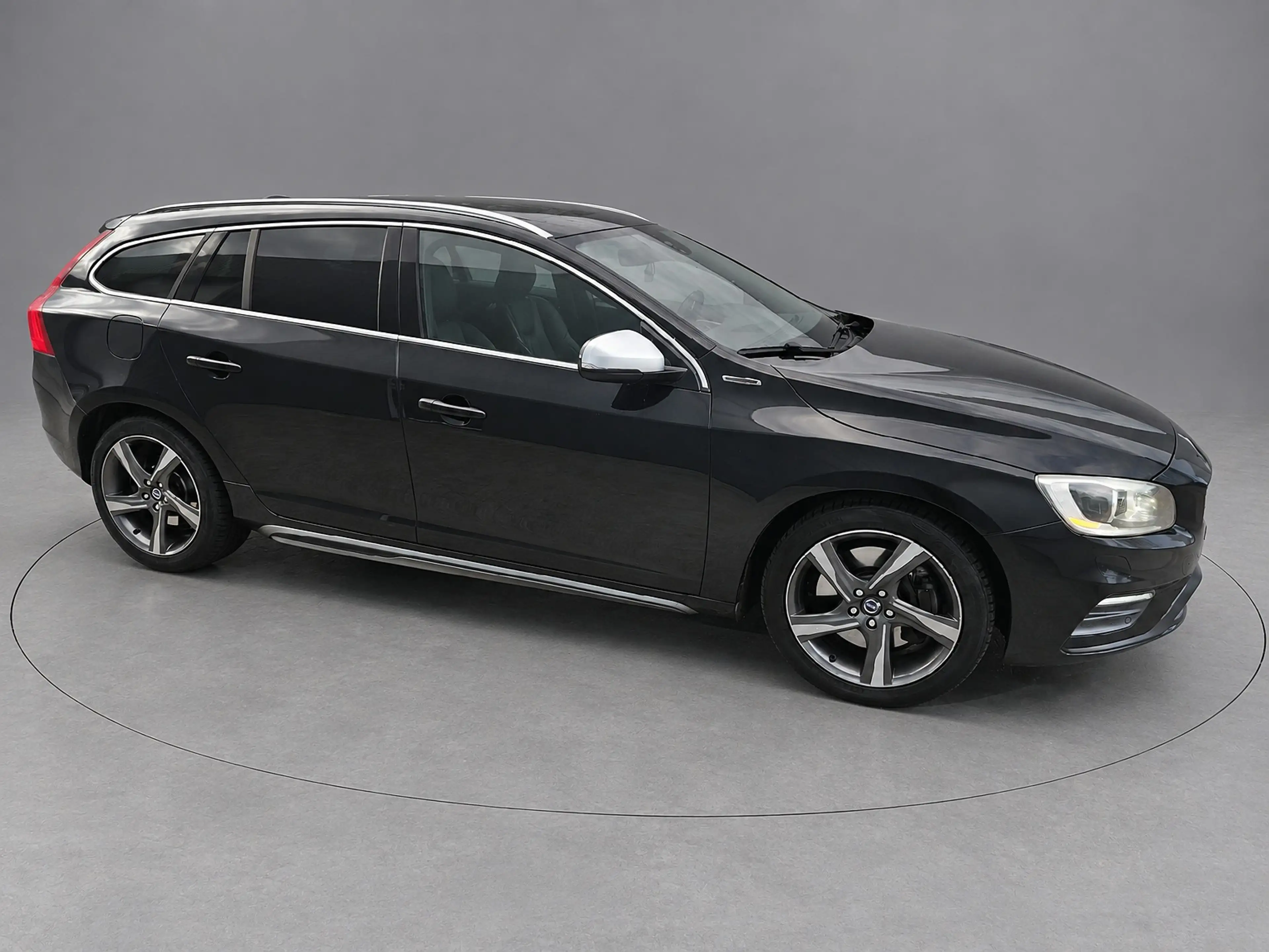 Volvo V60 2.4 D6 AWD Plug-In Hybrid R-Design — photo 5