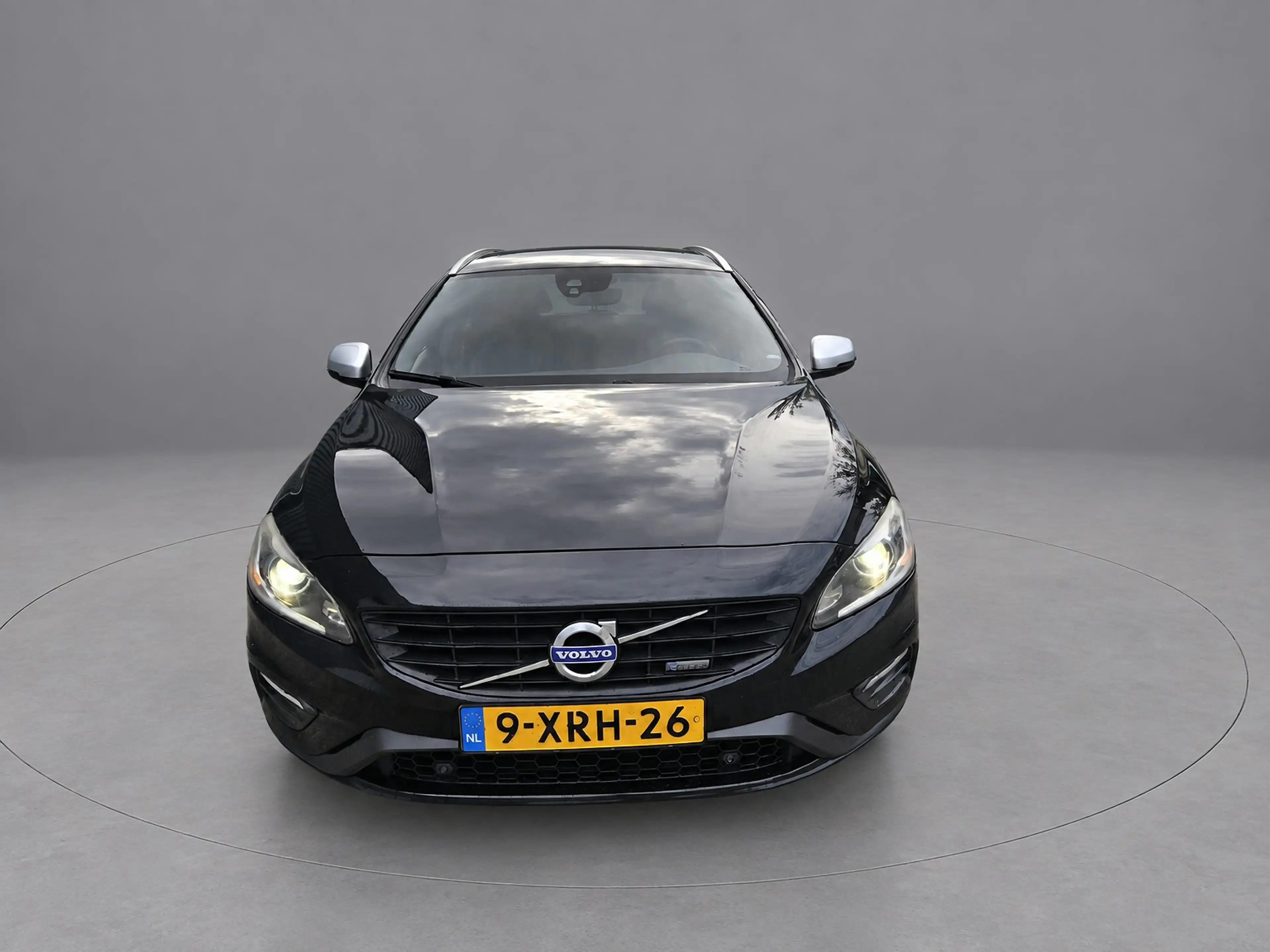 Volvo V60 2.4 D6 AWD Plug-In Hybrid R-Design — photo 2