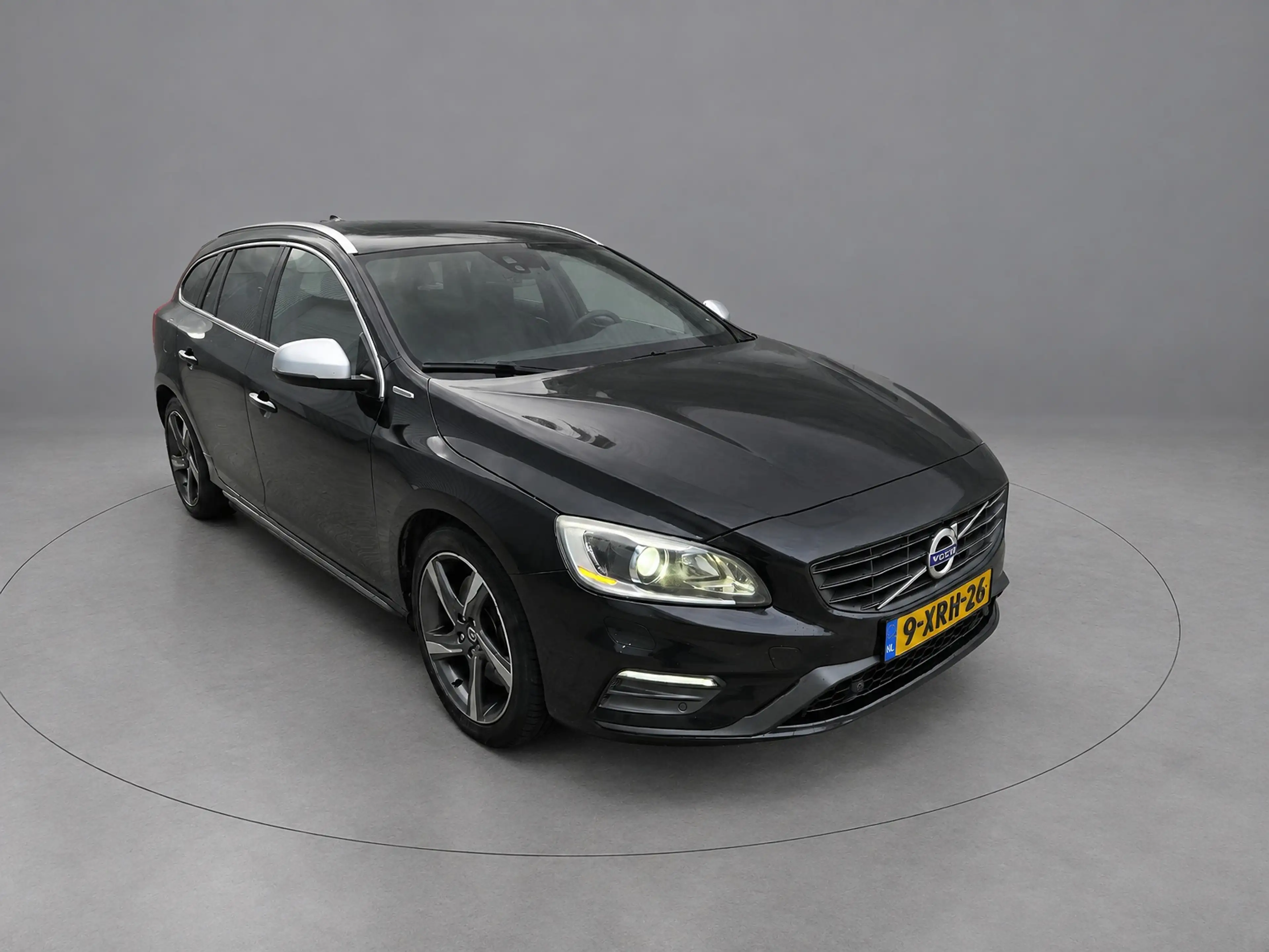 Volvo V60 2.4 D6 AWD Plug-In Hybrid R-Design — photo 4