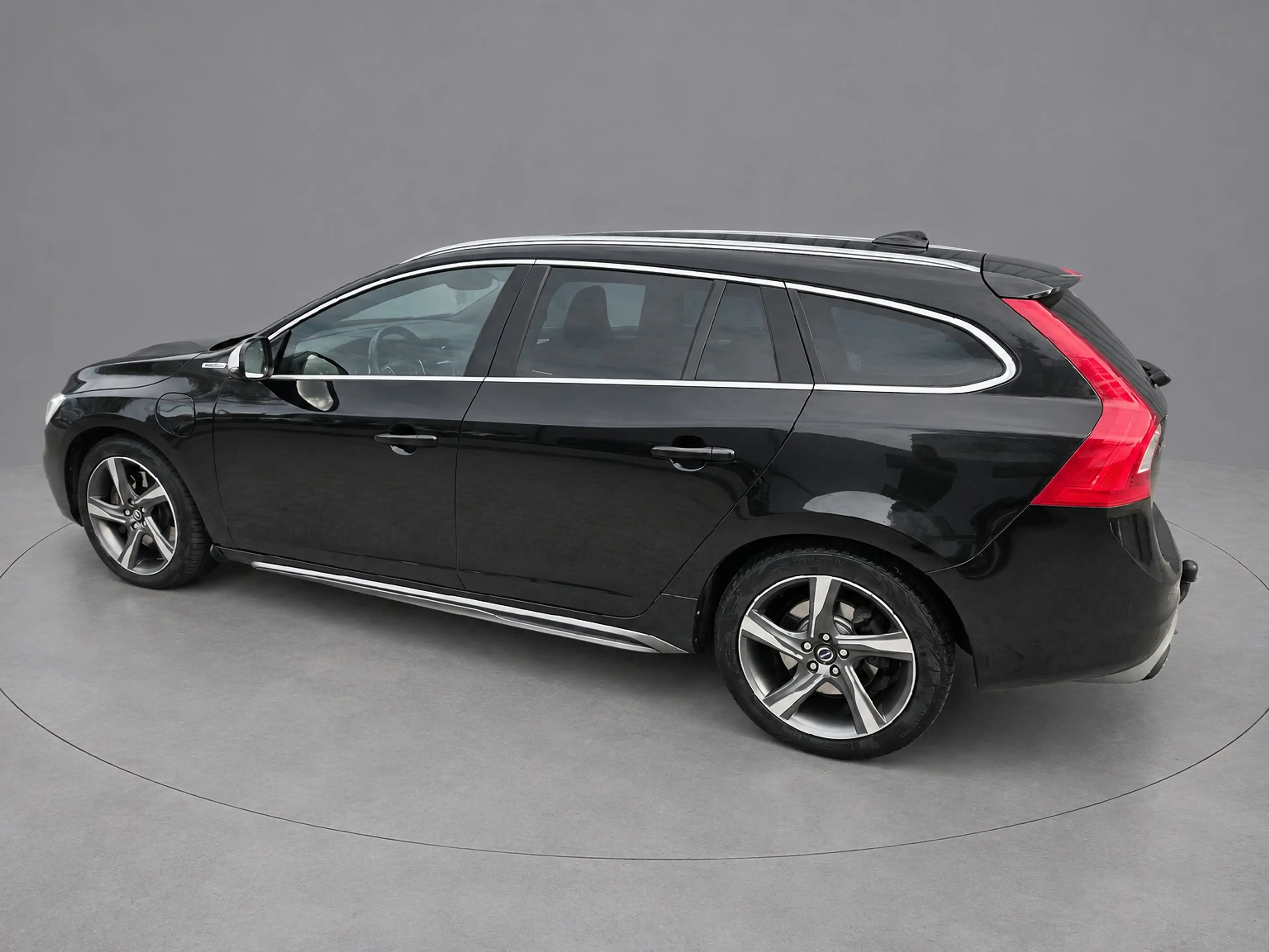 Volvo V60 2.4 D6 AWD Plug-In Hybrid R-Design — photo 9
