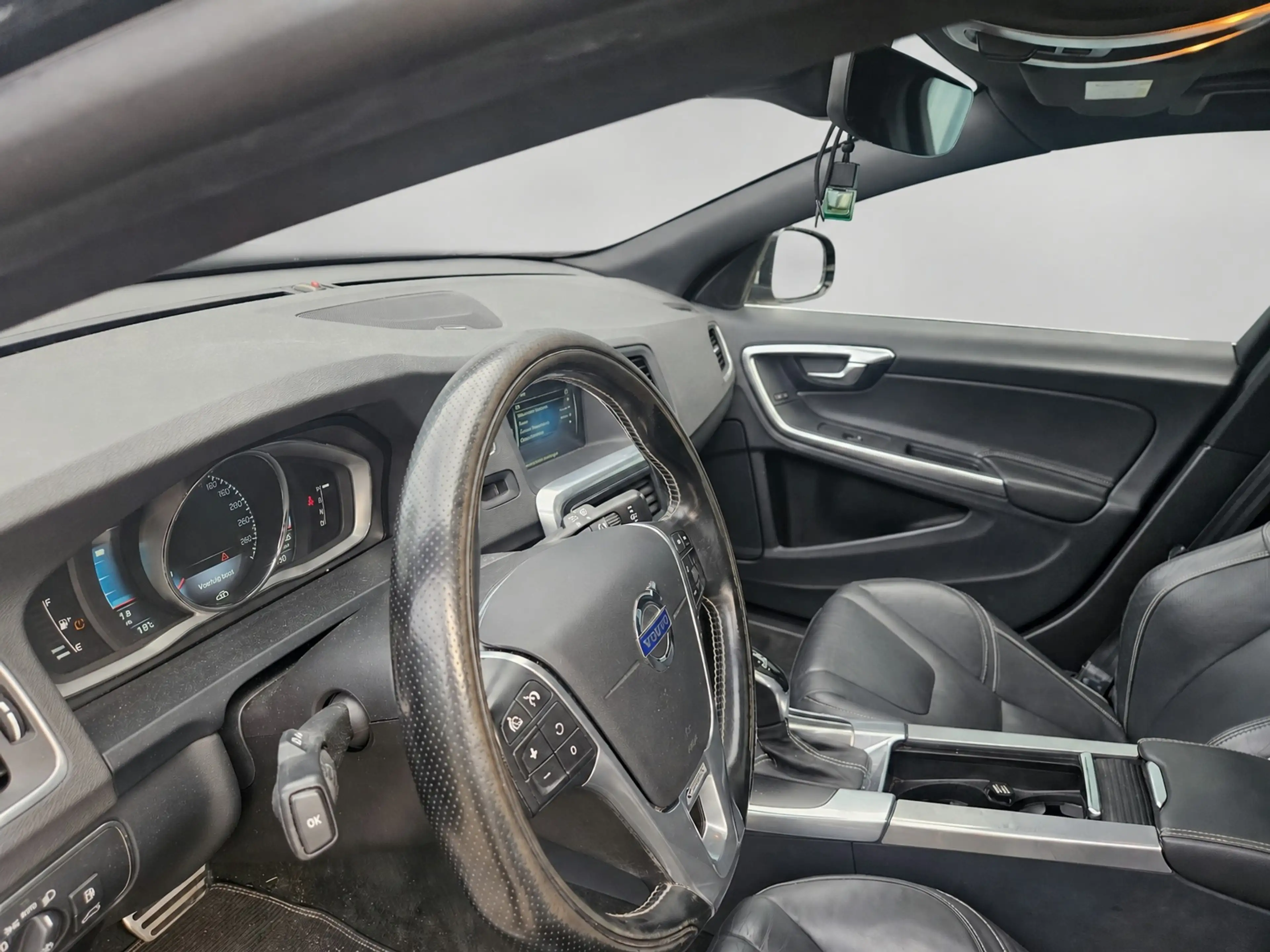 Volvo V60 2.4 D6 AWD Plug-In Hybrid R-Design — photo 12