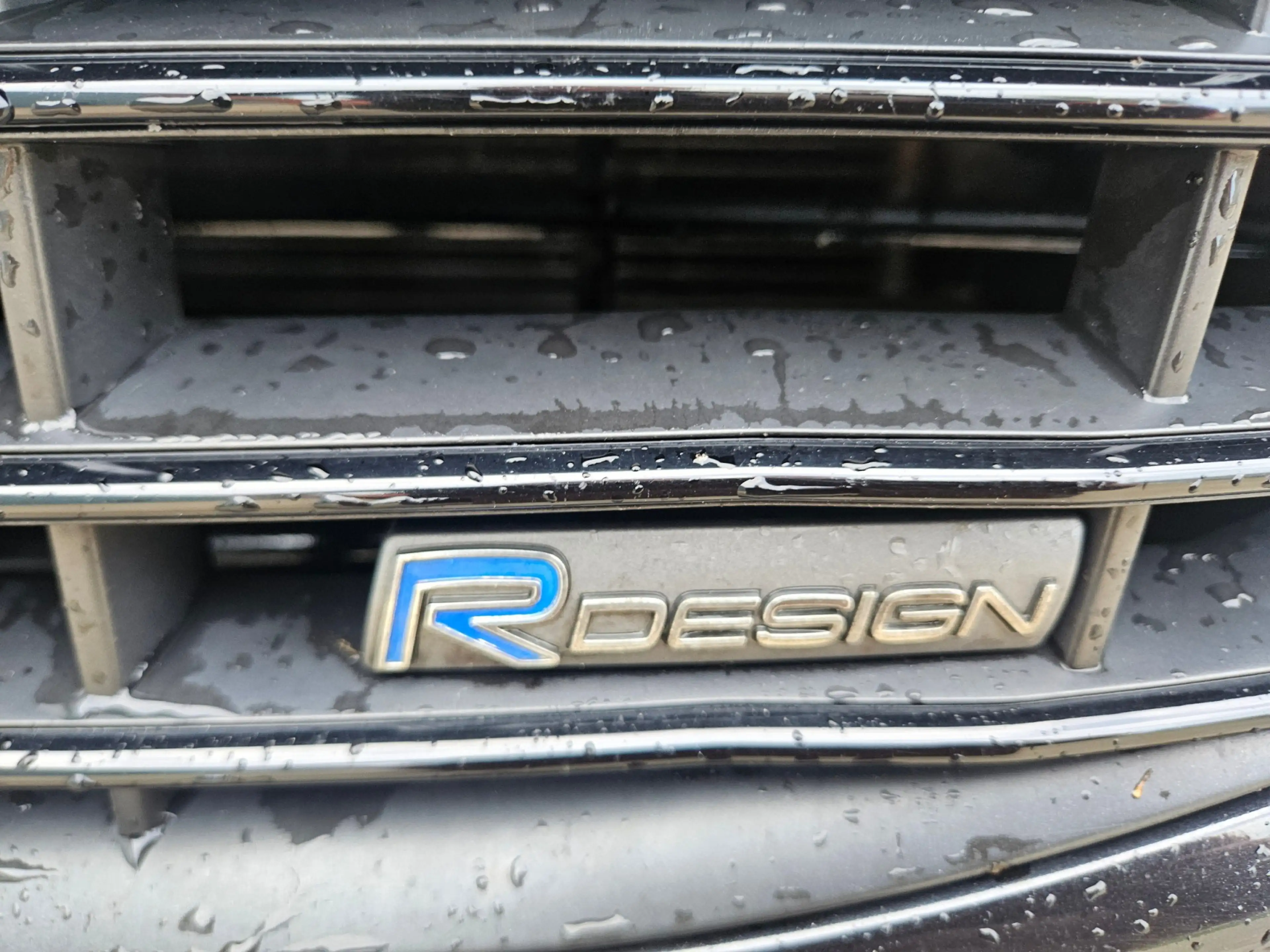 Volvo V60 2.4 D6 AWD Plug-In Hybrid R-Design — photo 3