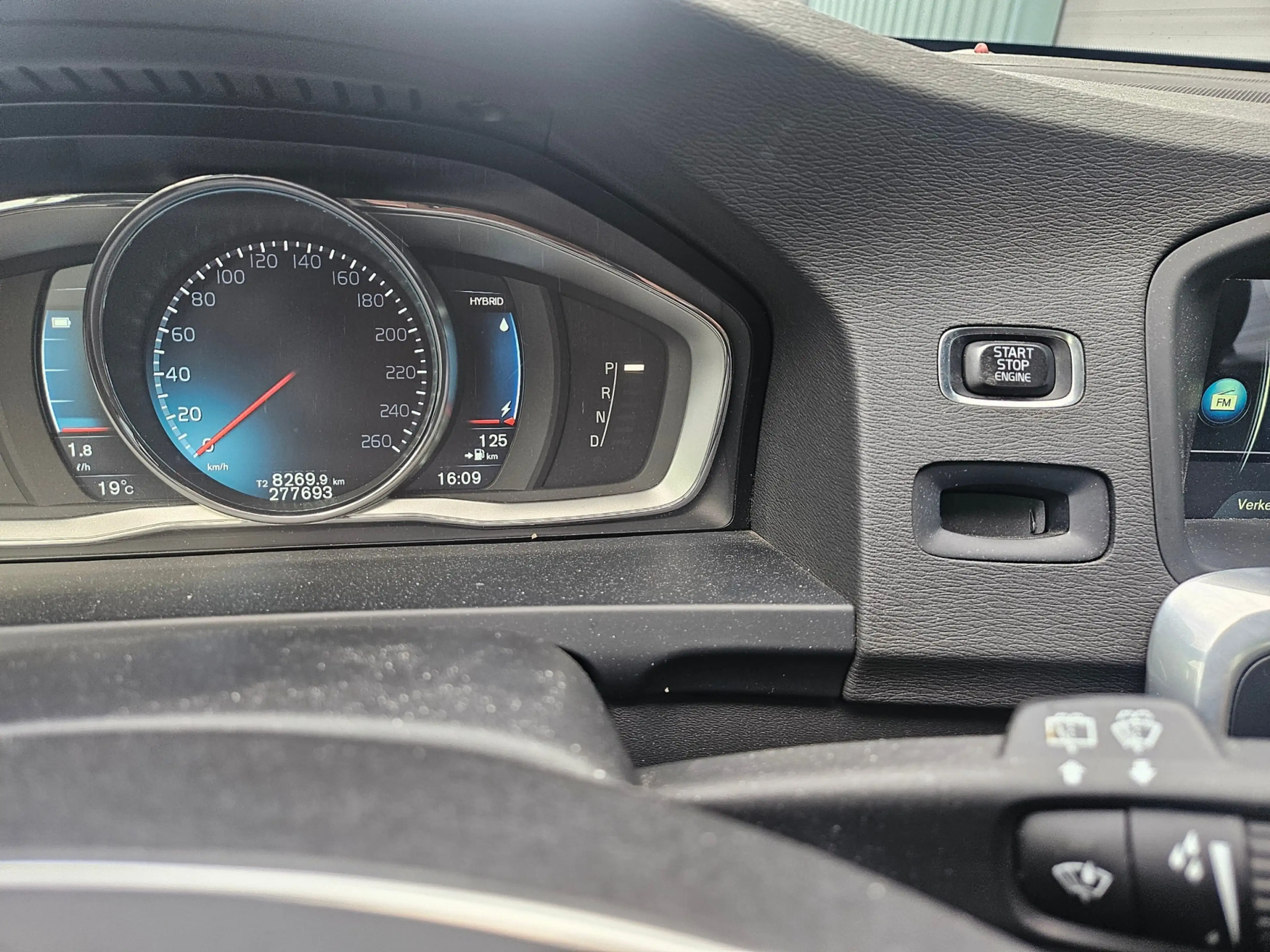 Volvo V60 2.4 D6 AWD Plug-In Hybrid R-Design — photo 15