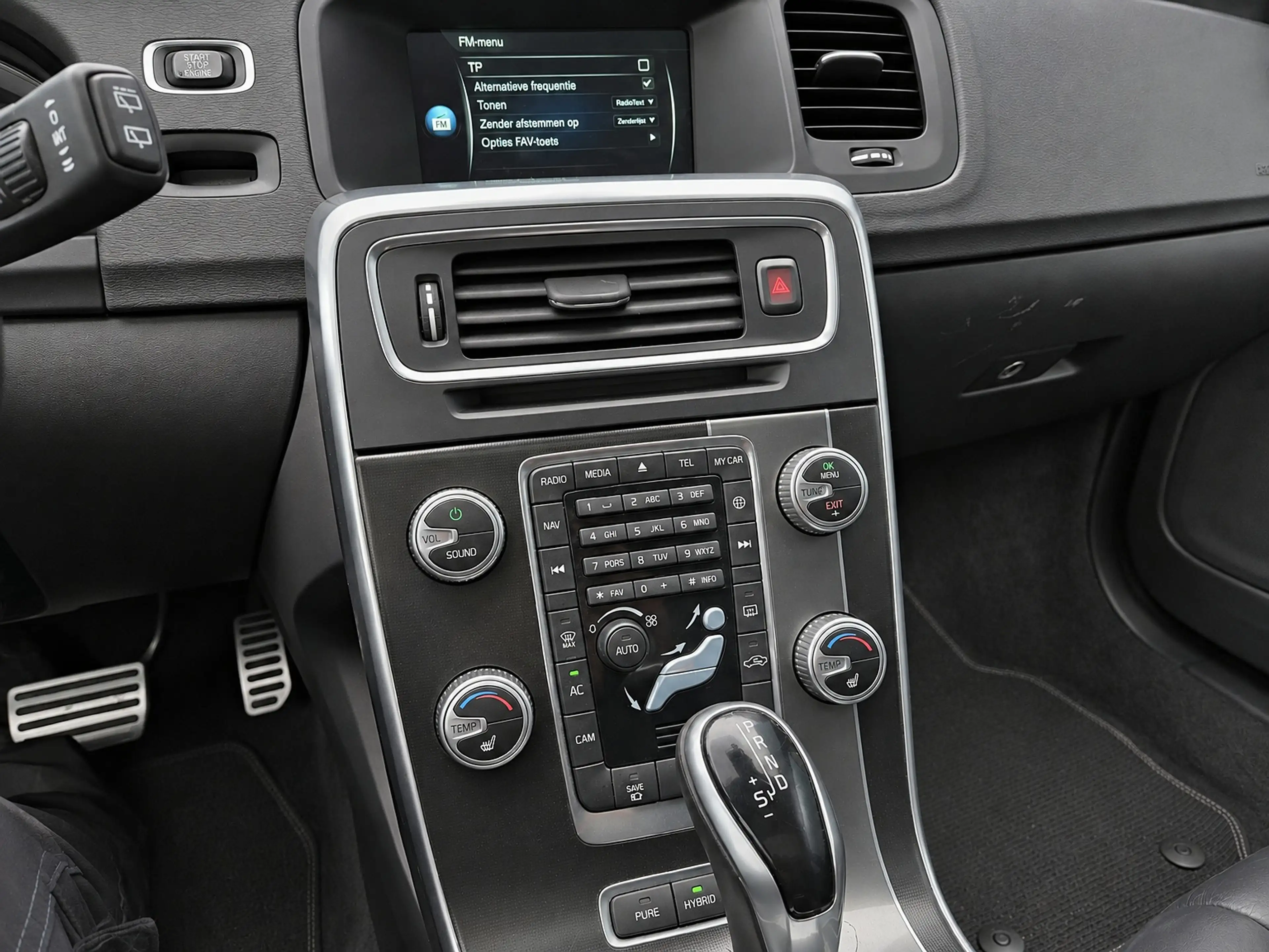 Volvo V60 2.4 D6 AWD Plug-In Hybrid R-Design — photo 13