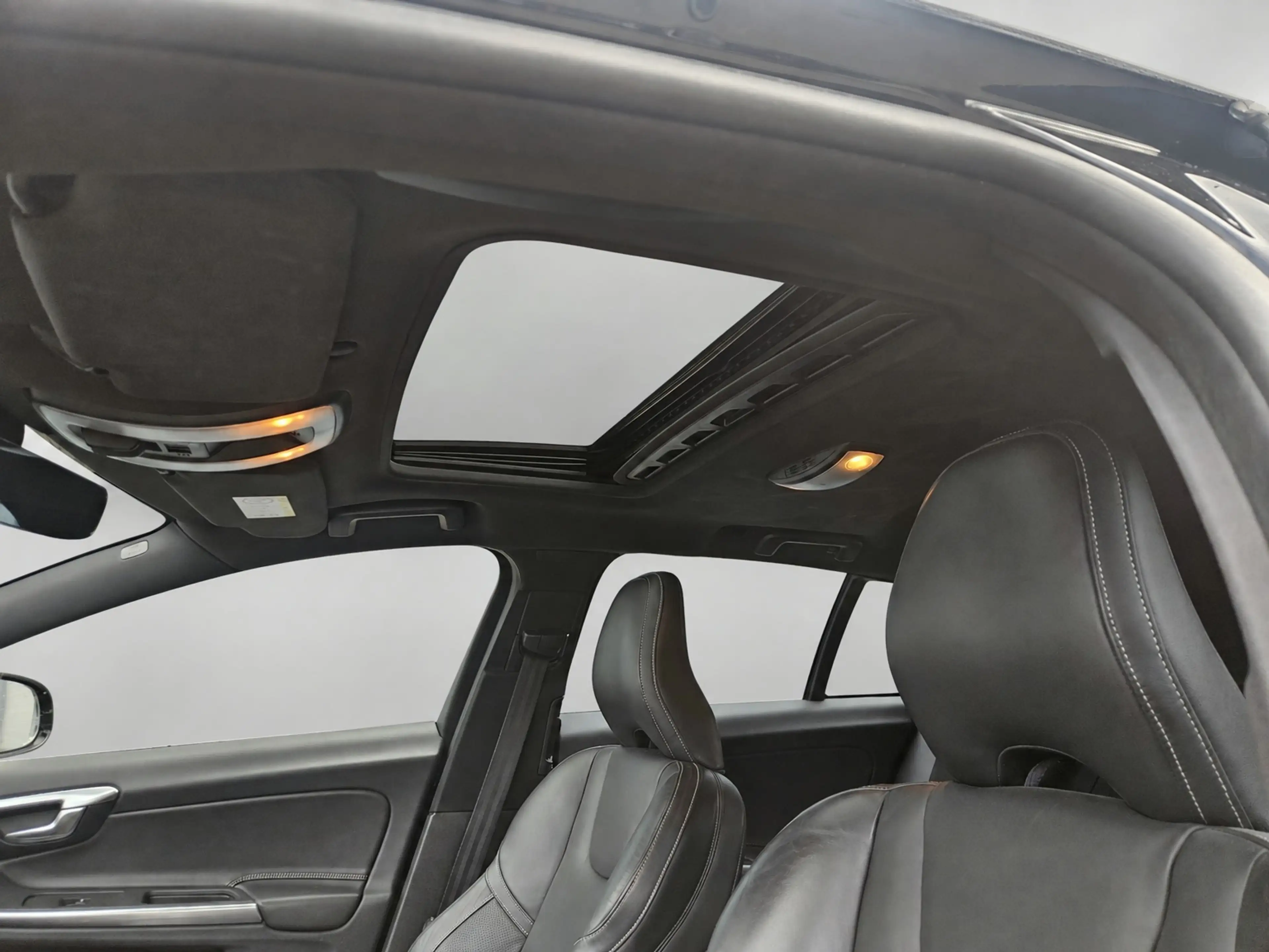 Volvo V60 2.4 D6 AWD Plug-In Hybrid R-Design — photo 11