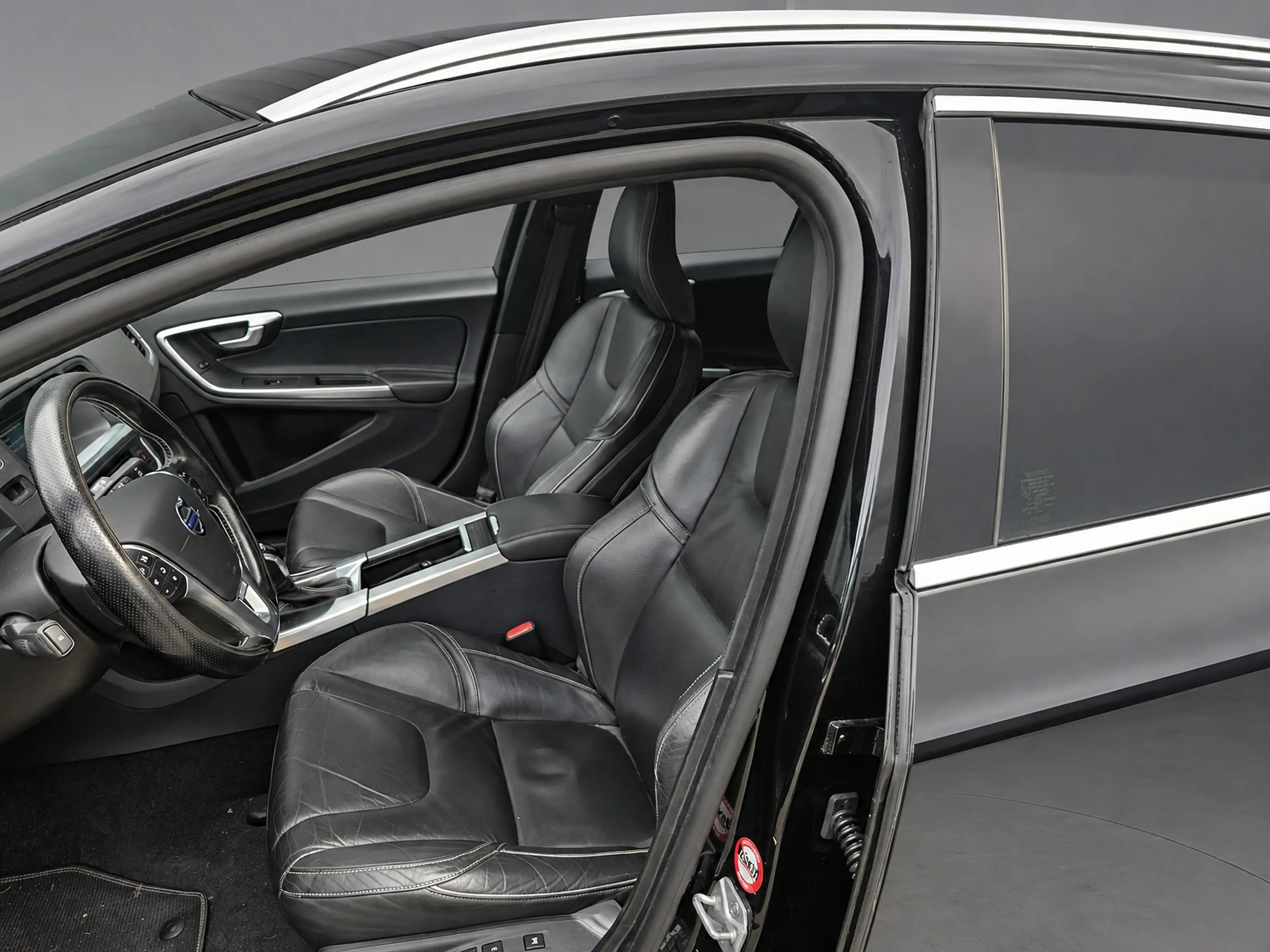 Volvo V60 2.4 D6 AWD Plug-In Hybrid R-Design — photo 10
