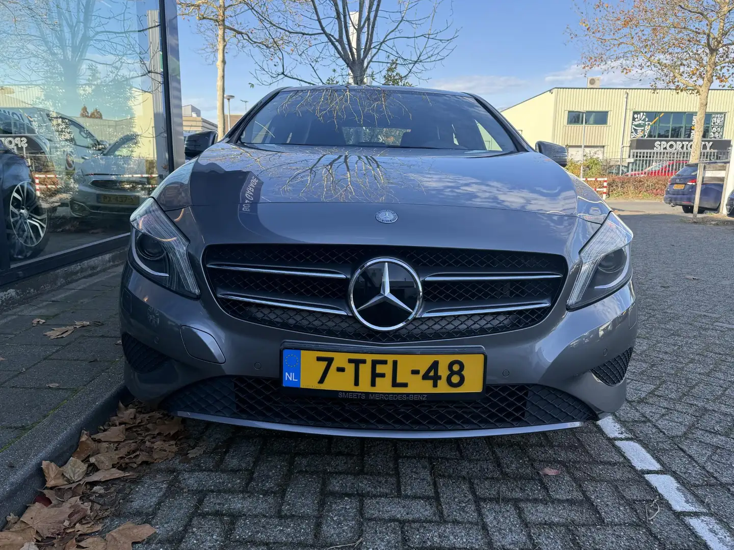 Mercedes-Benz A 180 Ambition Navigatie, Parksensor voor + achter Grijs - 2