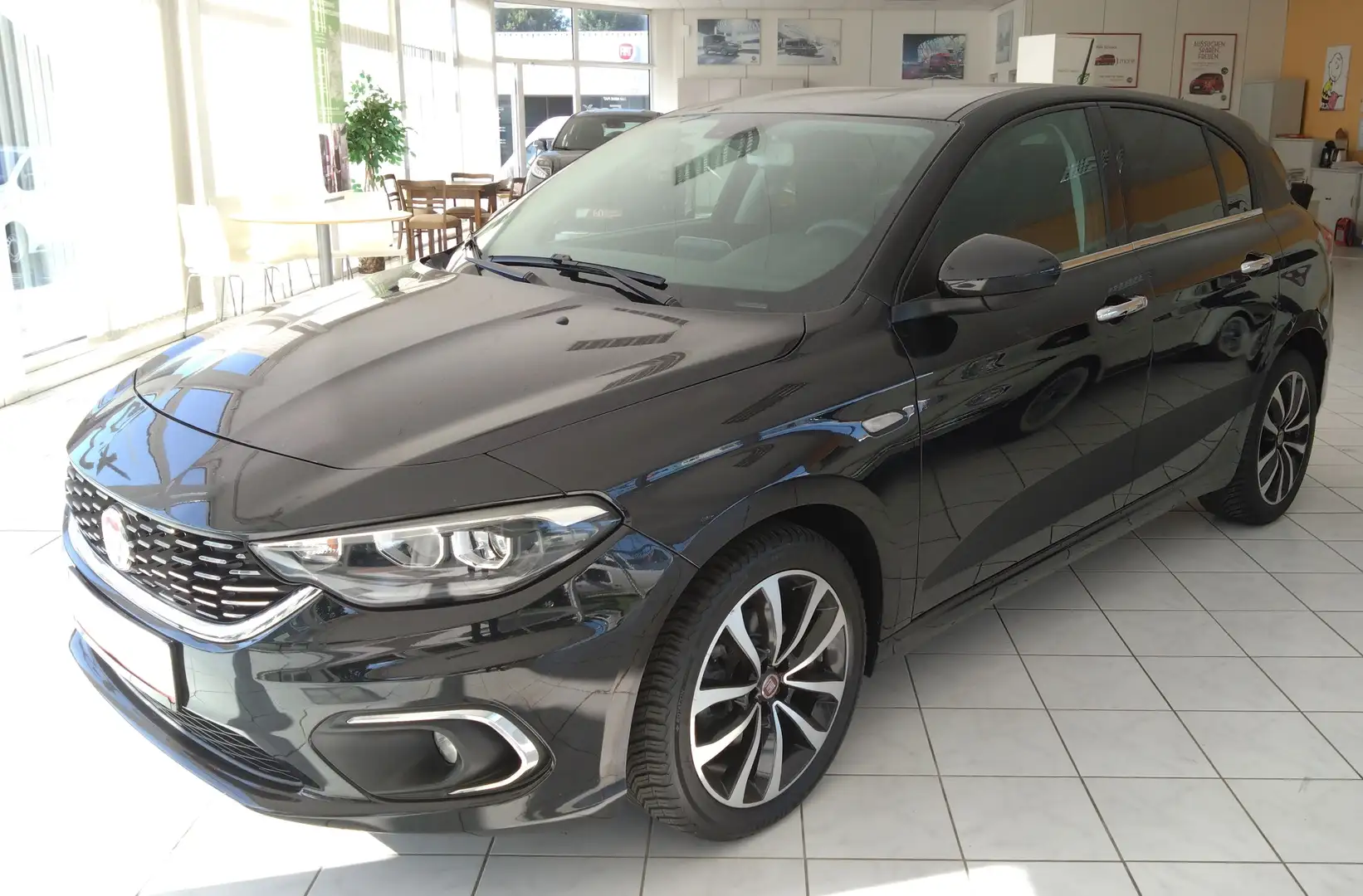 Fiat Tipo Hatchback 1.6 MultiJet Lounge Navi Sitzheizung RKF Noir - 1