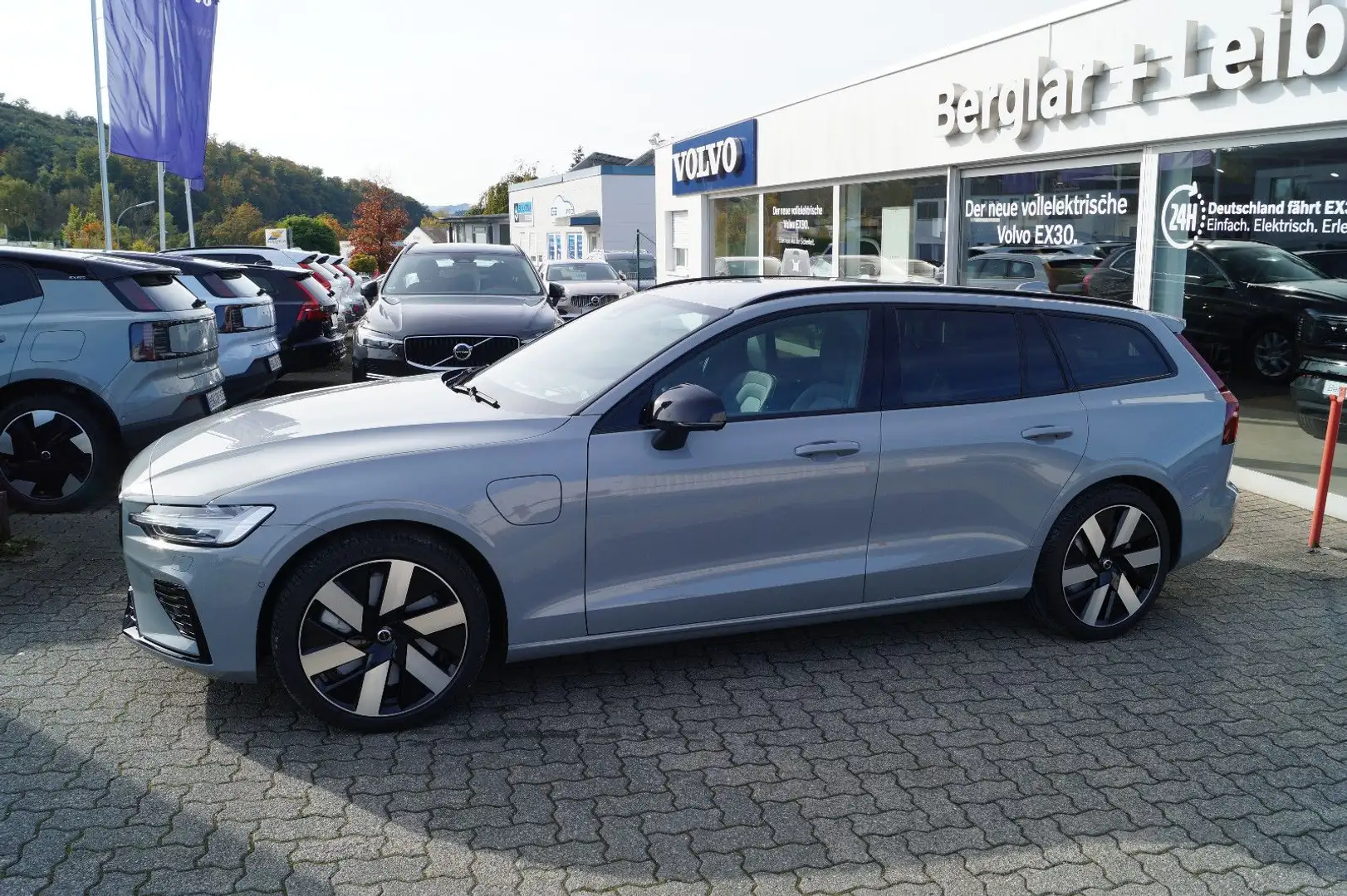 Volvo V60 T6 AWD Plug-in Hybrid Plus Dark Aut./HeadUp Grau - 2