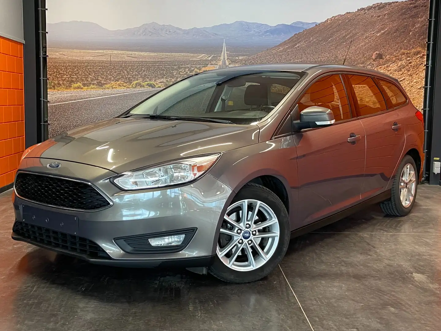 Ford Focus 1.5 TDCi Business Edition Bruin - 1