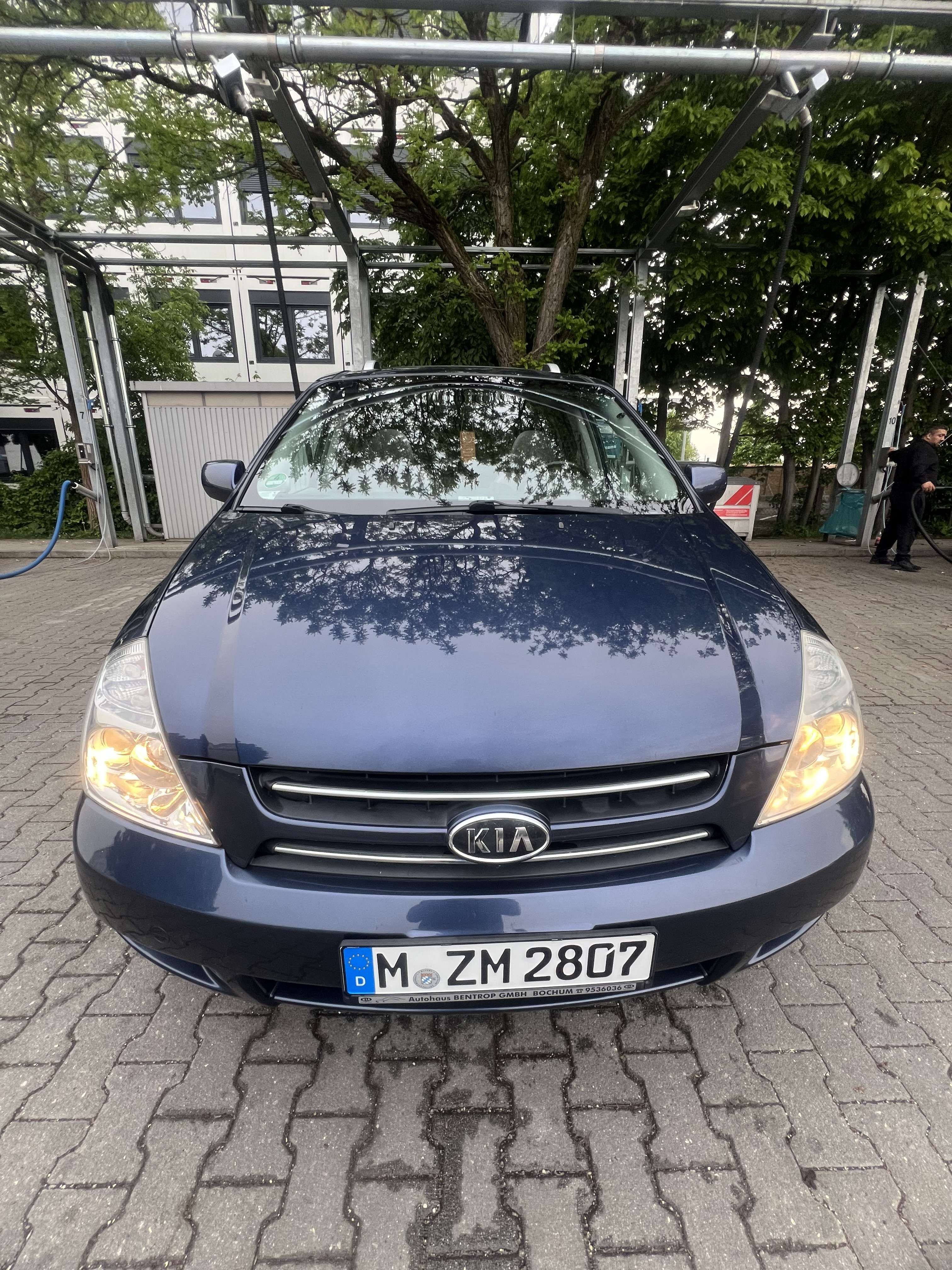 Second hand Kia Carnival 2.7