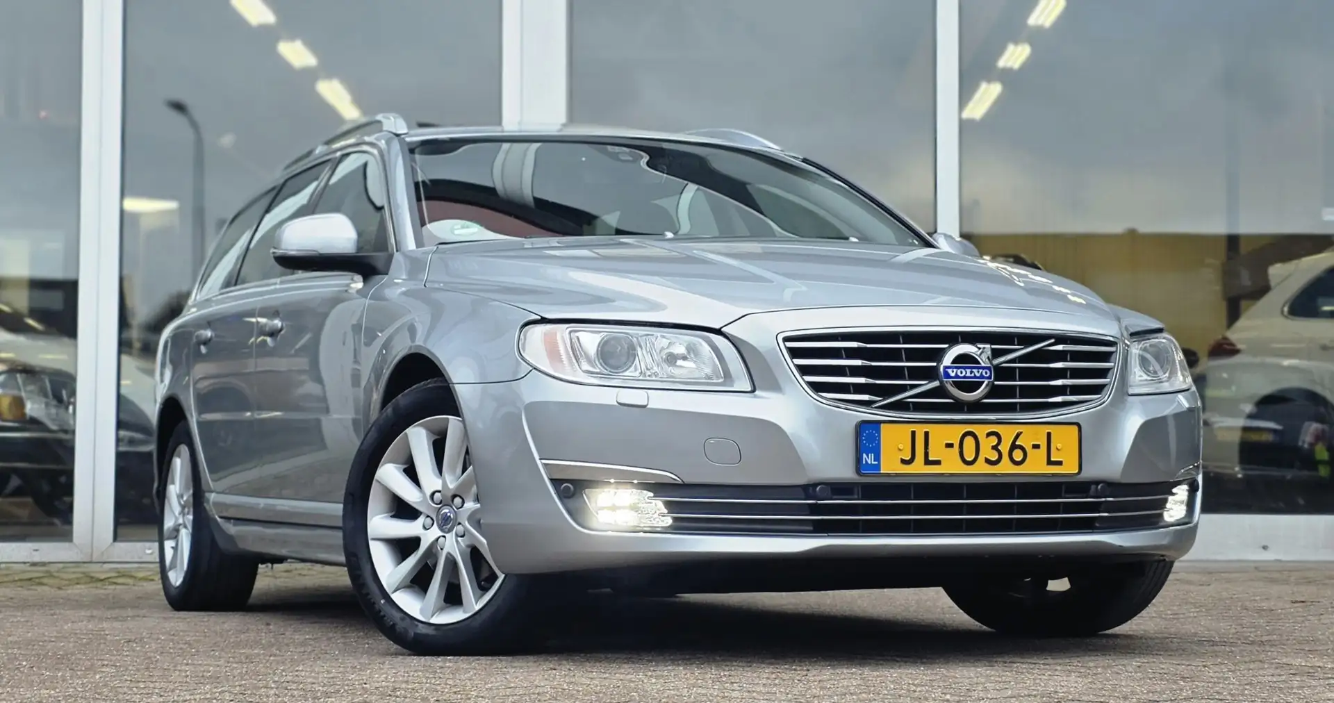 Volvo V70 2.0 T4 Polar+ 2e Eigenaar 100% Dealer onderhouden Grijs - 2