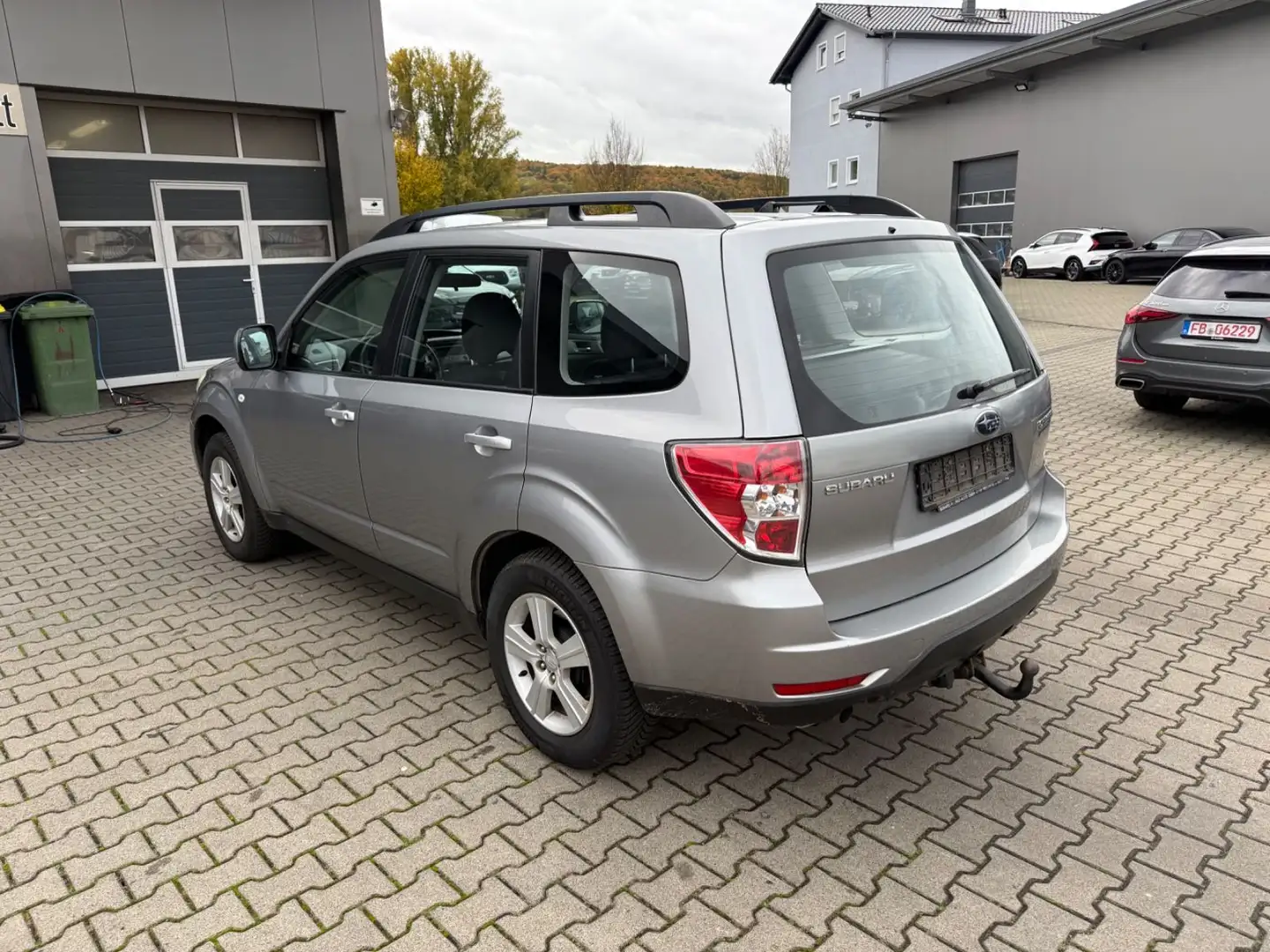Subaru Forester Comfort 4x4 LPG *SCHIEBE-D*SITZHZ*AHK* Silber - 2