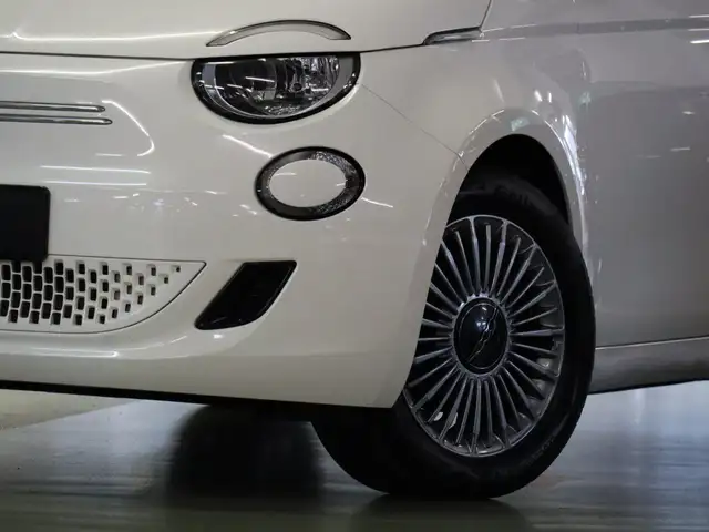 Fiat 500e view 5
