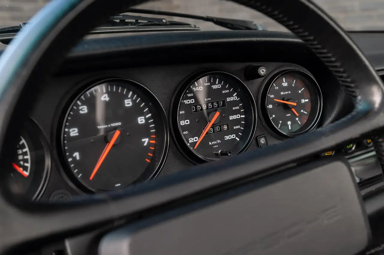 Porsche 964 Cabrio 3.6 Carrera 4, foto 8