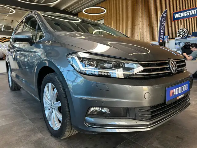 Volkswagen Touran view 3